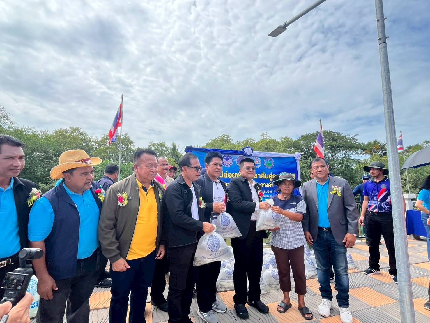 ร่วมกิจกรรมปล่อยพันธุ์ปลาคืนสู่ธรรมชาติและกำจัดปลาหมอคางดำ