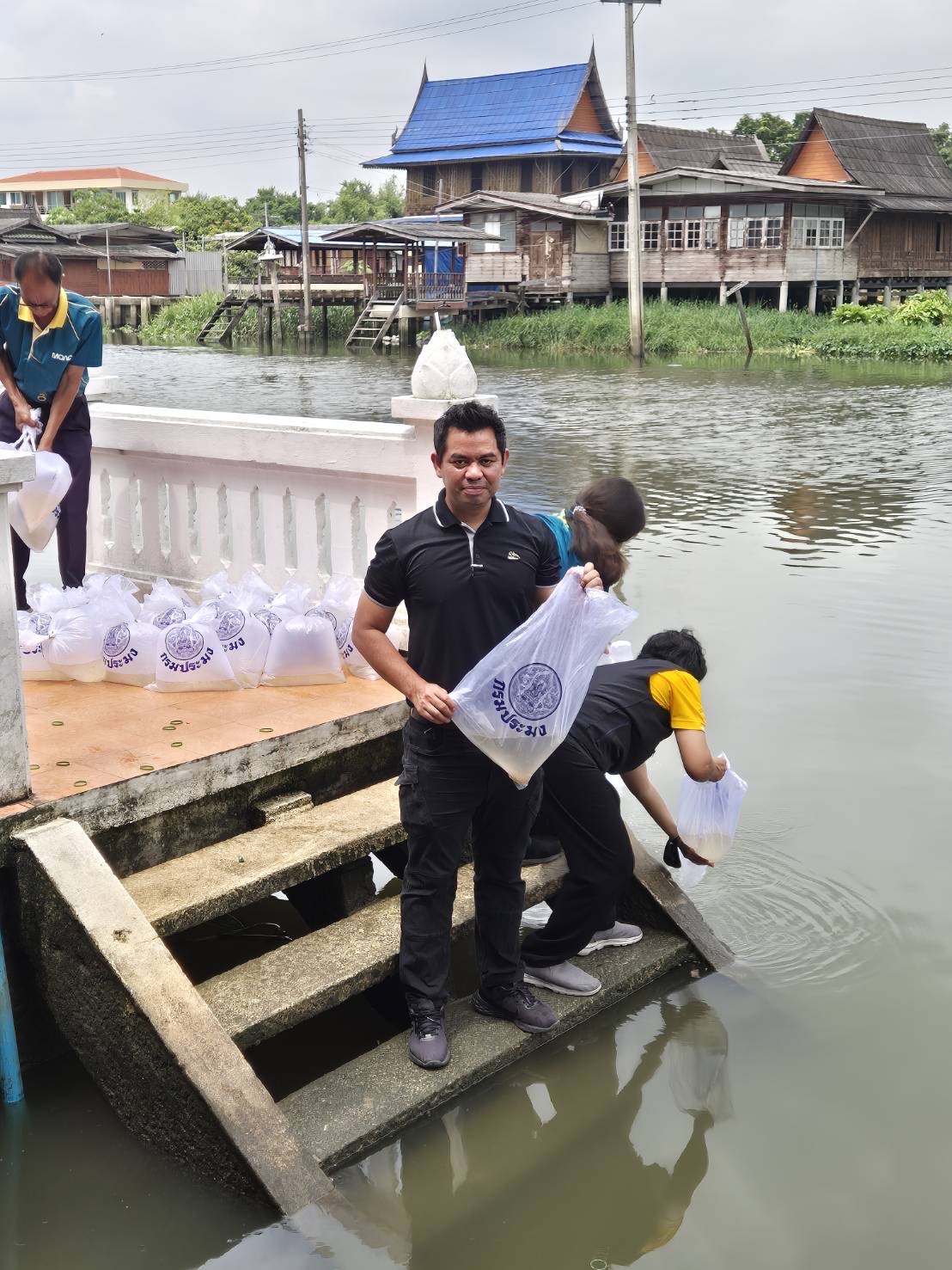 (อ.บางกรวย) ปล่อยพันธุ์กุ้งก้ามกราม โครงการเพิ่มผลผลิตสัตว์น้ำเศรษฐกิจ (กุ้งก้ามกราม)