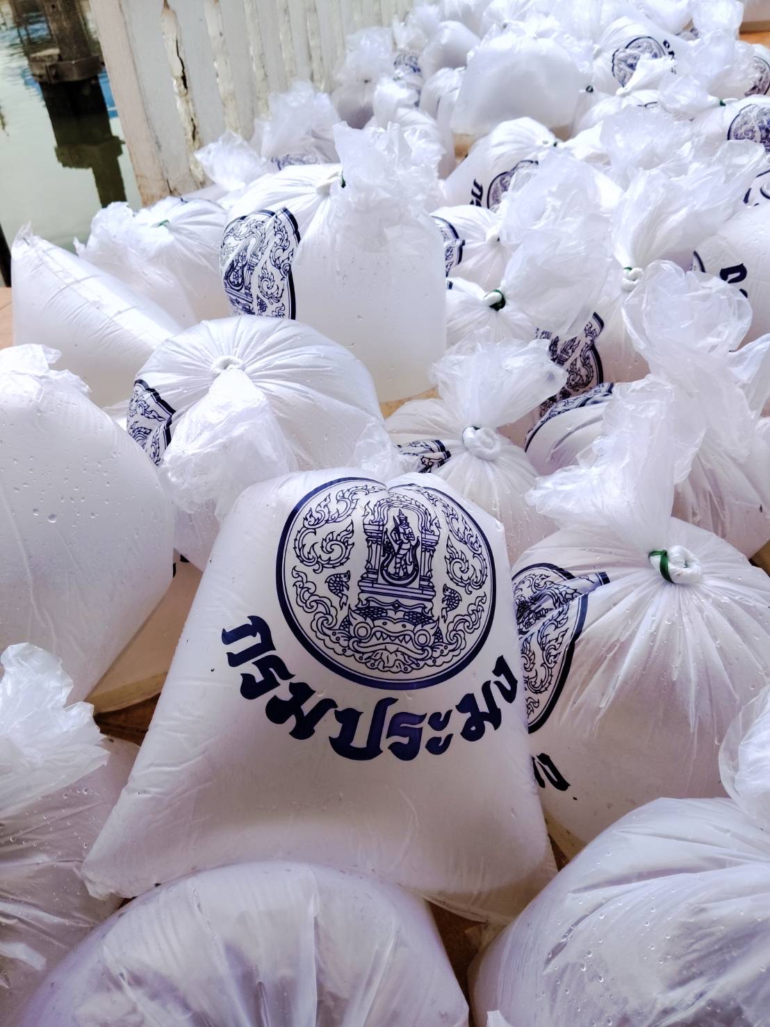 (อ.บางกรวย) ปล่อยพันธุ์กุ้งก้ามกราม โครงการเพิ่มผลผลิตสัตว์น้ำเศรษฐกิจ (กุ้งก้ามกราม)..คลิก