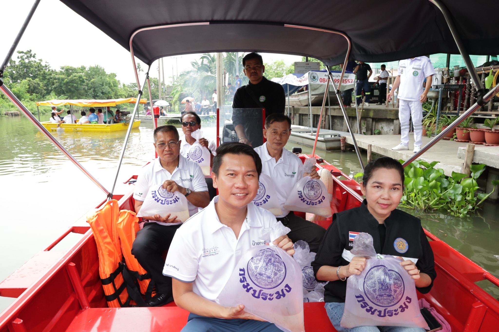 (อ.บางใหญ่) ปล่อยพันธุ์กุ้งก้ามกราม โครงการเพิ่มผลผลิตสัตว์น้ำเศรษฐกิจ (กุ้งก้ามกราม)..คลิก
