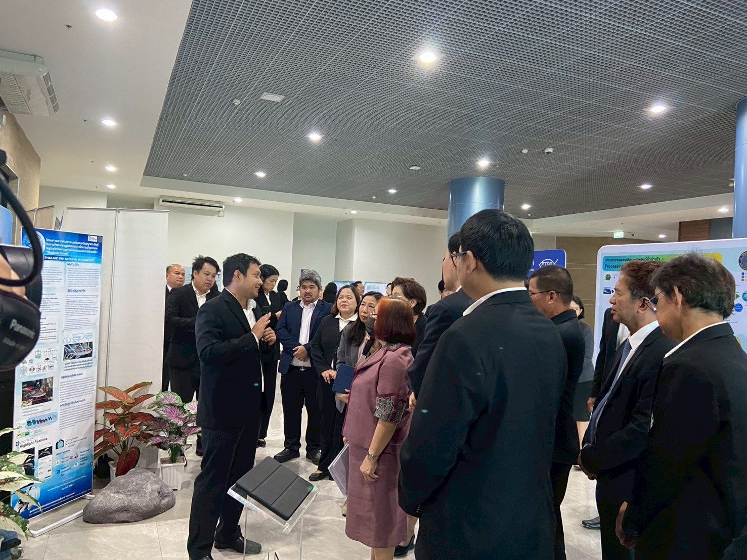 ทีมงานศูนย์เทคโนโลยีสารสนเทศและการสื่อสาร นำเสนอผลงานต่อคณะกรรมการประเมินรางวัลเลิศรัฐ