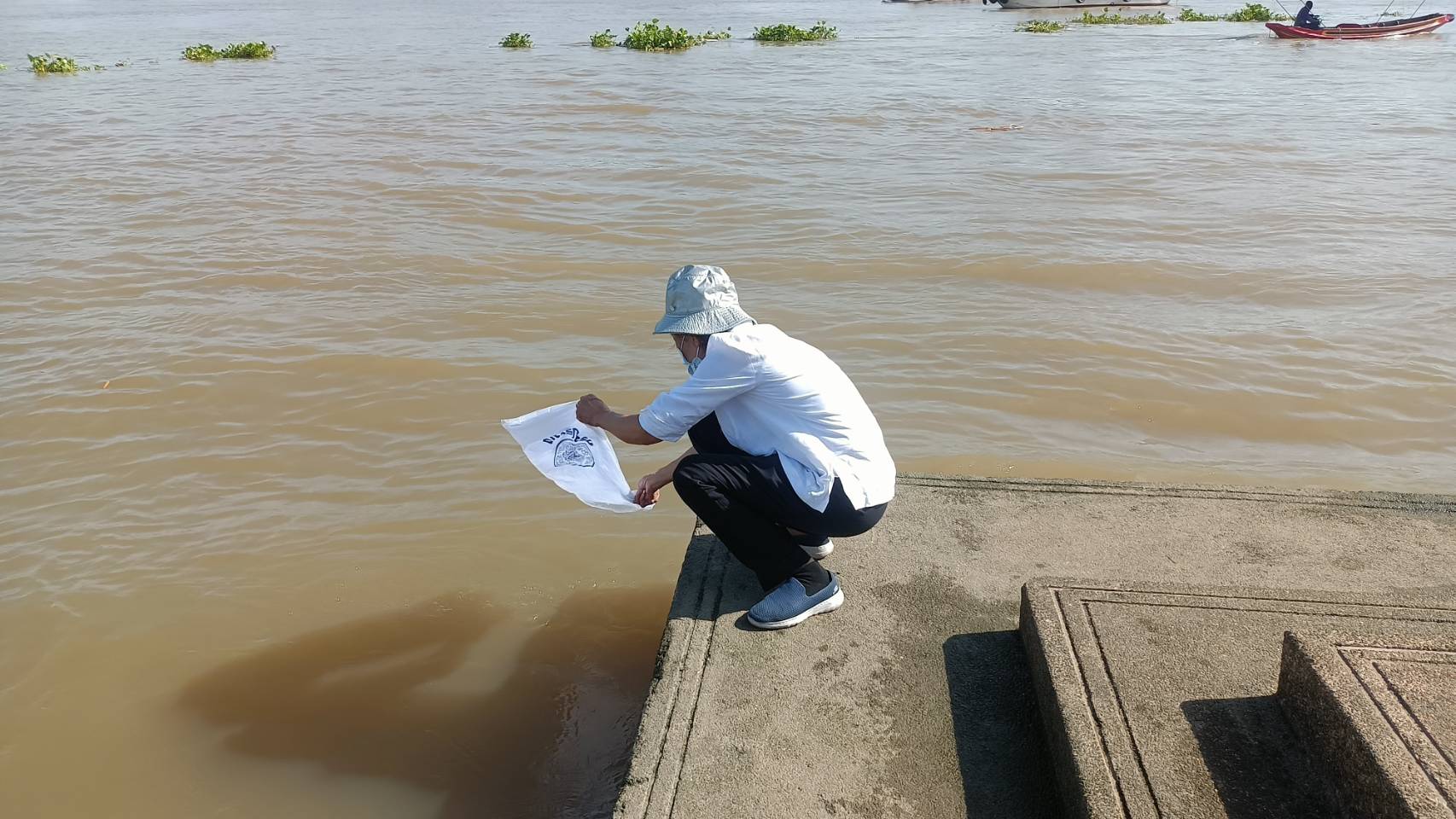 โครงการเพิ่มผลผลิตสัตว์น้ำเศรษฐกิจ (กุ้งก้ามกราม) จำนวน 1,500,000 ตัว
