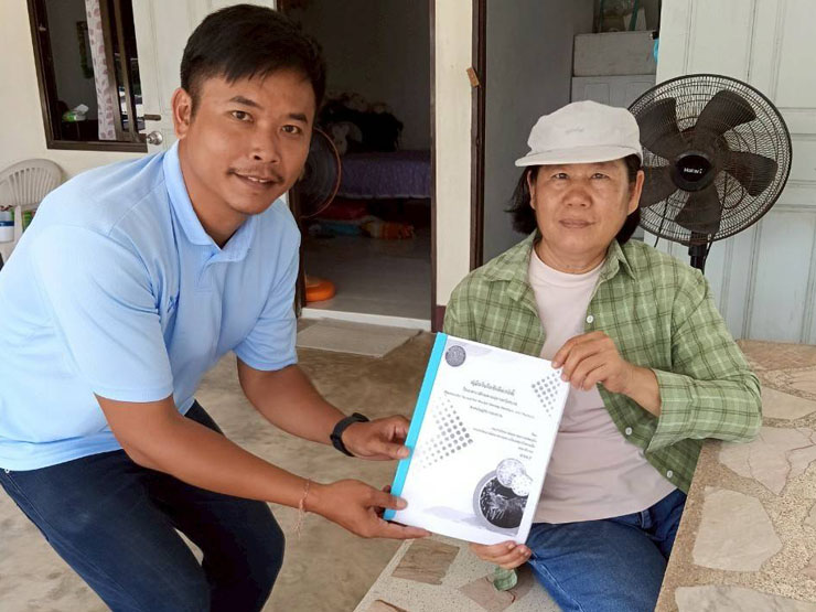 เจ้าหน้าที่ฝ่ายงานตรวจสอบรับรองวัตถุดิบสัตว์น้ำของศพช.ฉะเชิงเทรา เข้าสุ่มเก็บตัวอย่างเพื่อตรวจโรคตามโครงการเฝ้าระวังโรคในโรงอนุบาลกุ้งทะเล (White list hatchery/Lot-by-lot)