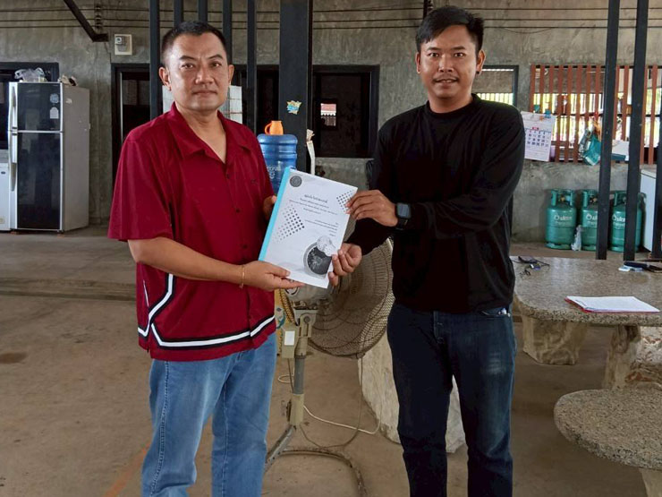 เจ้าหน้าที่ฝ่ายงานตรวจสอบรับรองวัตถุดิบสัตว์น้ำของศพช.ฉะเชิงเทรา เข้าสุ่มเก็บตัวอย่างเพื่อตรวจโรคตามโครงการเฝ้าระวังโรคในโรงอนุบาลกุ้งทะเล (White list hatchery/Lot-by-lot)