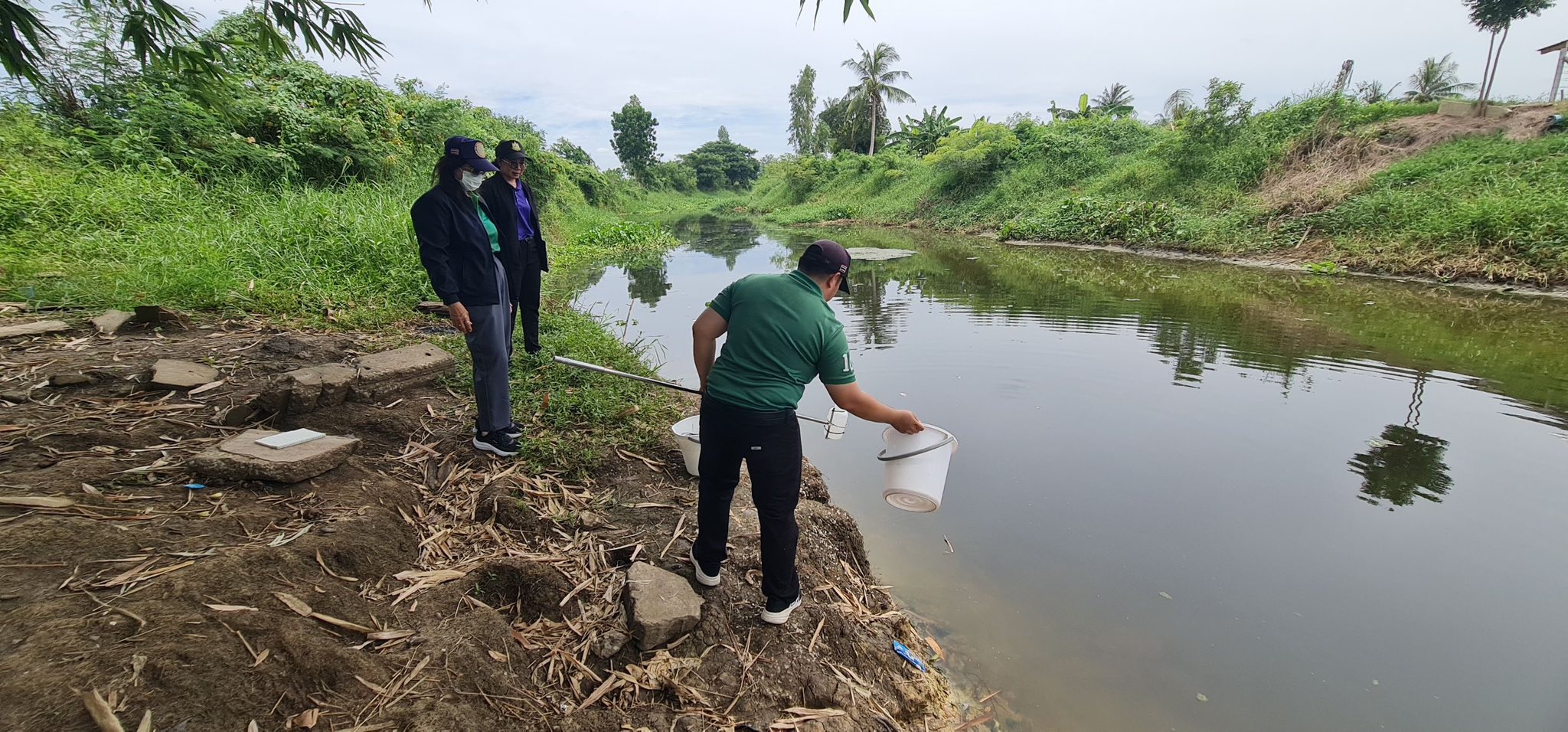 ลงพื้นที่ตรวจสอบกรณี พบปลาตายเป็นจำนวนมากในลำคลองกลาง บริเวณสะพานเจริญผล อำเภอโพธาราม..คลิก