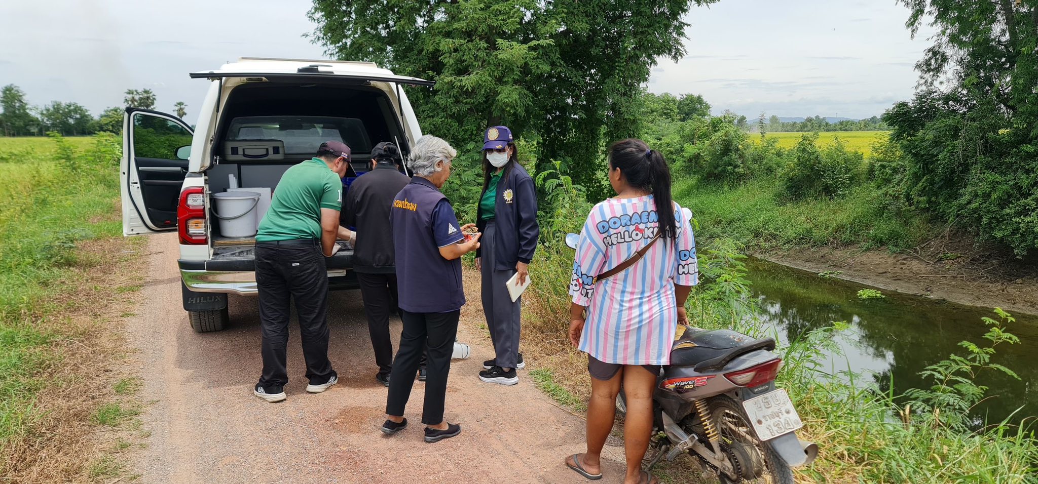 ลงพื้นที่ตรวจสอบกรณี พบปลาตายเป็นจำนวนมากในลำคลองกลาง บริเวณสะพานเจริญผล อำเภอโพธาราม