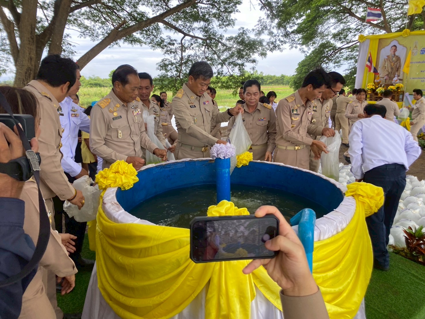 ปล่อยพันธุ์สัตว์น้ำเฉลิมพระเกียรติ เนื่องในโอกาสวันเฉลิมพระชนมพรรษา พระบาทสมเด็จพระปรเมนทรรามาธิบดีศรีสินทรมหาวชิราลงกรณ พระวชิรเกล้าเจ้าอยู่หัว