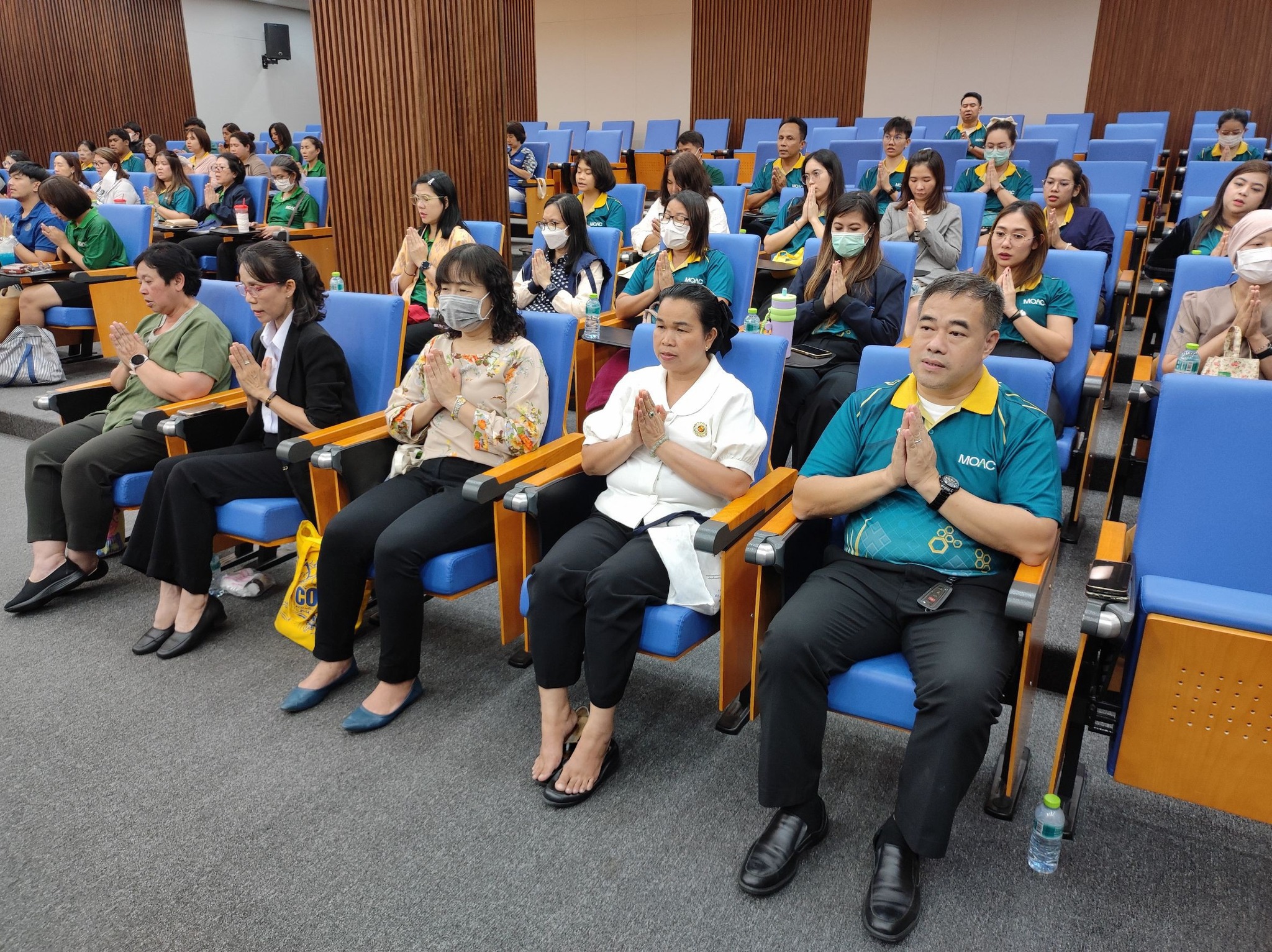 บุคลากรของกลุ่มพัฒนาระบบบริหารเข้าร่วมรับฟังบรรยายธรรมะเพื่อชีวิต  ณ ห้องประชุมนิลจิตรลดา ชั้น 1 อาคารจรัลธาดา กรรณสูต