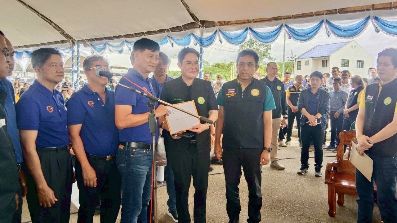 ผู้อำนวยการศูนย์วิจัยและพัฒนาการเพาะเลี้ยงสัตว์น้ำชายฝั่งสุราษฎร์ธานี พร้อมด้วยข้าราชการ พนักงานราชการ ในสังกัด ร่วมต้อนรับ นายอรรถกร ศิริลัทธยากร รัฐมนตรีว่าการกระทรวงเกษตรและสหกรณ์ พร้อมด้วย นายอัครา พรหมเผ่า รัฐมนตรีช่วยว่าการกระทรวงเกษตรและสหกรณ์ ที่ได้ลงพื้นที่ติดตามการดำเนินงานและมอบปัจจัยการผลิตทางการเกษตร ให้แก่ผู้แทนเกษตรกร ณ โครงการพัฒนาลุ่มน้ำตาปี - พุมดวง ต.บางงอน อ.พุนพิน จ.สุราษฎร์ธานี
