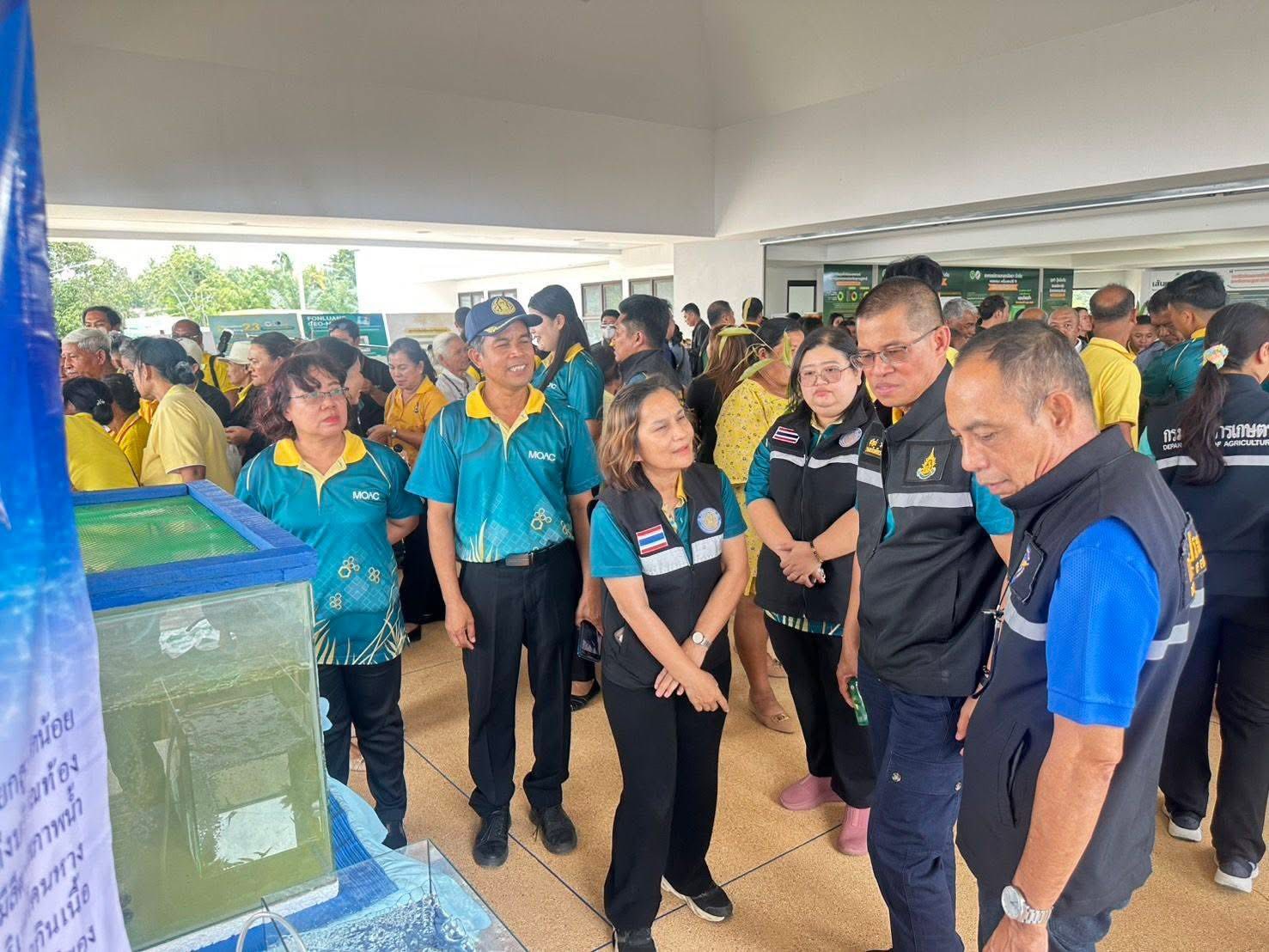 ผู้อำนวยการศูนย์วิจัยและพัฒนาการเพาะเลี้ยงสัตว์น้ำชายฝั่งสุราษฎร์ธานี พร้อมด้วยข้าราชการ พนักงานราชการ ในสังกัด ร่วมต้อนรับ นายอรรถกร ศิริลัทธยากร รัฐมนตรีว่าการกระทรวงเกษตรและสหกรณ์ พร้อมด้วย นายอัครา พรหมเผ่า รัฐมนตรีช่วยว่าการกระทรวงเกษตรและสหกรณ์ ที่ได้ลงพื้นที่ติดตามการดำเนินงานและมอบปัจจัยการผลิตทางการเกษตร ให้แก่ผู้แทนเกษตรกร ณ โครงการพัฒนาลุ่มน้ำตาปี - พุมดวง ต.บางงอน อ.พุนพิน จ.สุราษฎร์ธานี