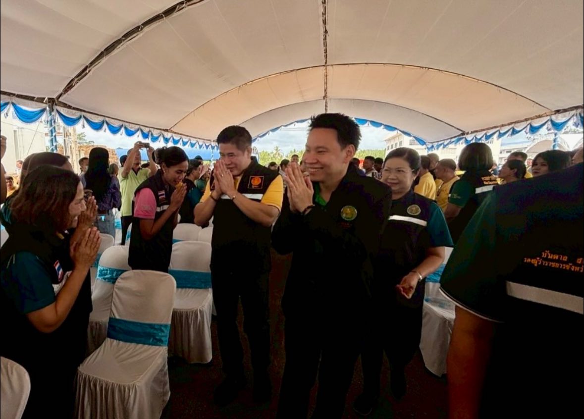 ผู้อำนวยการศูนย์วิจัยและพัฒนาการเพาะเลี้ยงสัตว์น้ำชายฝั่งสุราษฎร์ธานี พร้อมด้วยข้าราชการ พนักงานราชการ ในสังกัด ร่วมต้อนรับ นายอรรถกร ศิริลัทธยากร รัฐมนตรีว่าการกระทรวงเกษตรและสหกรณ์ พร้อมด้วย นายอัครา พรหมเผ่า รัฐมนตรีช่วยว่าการกระทรวงเกษตรและสหกรณ์ ที่ได้ลงพื้นที่ติดตามการดำเนินงานและมอบปัจจัยการผลิตทางการเกษตร ให้แก่ผู้แทนเกษตรกร ณ โครงการพัฒนาลุ่มน้ำตาปี - พุมดวง ต.บางงอน อ.พุนพิน จ.สุราษฎร์ธานี
