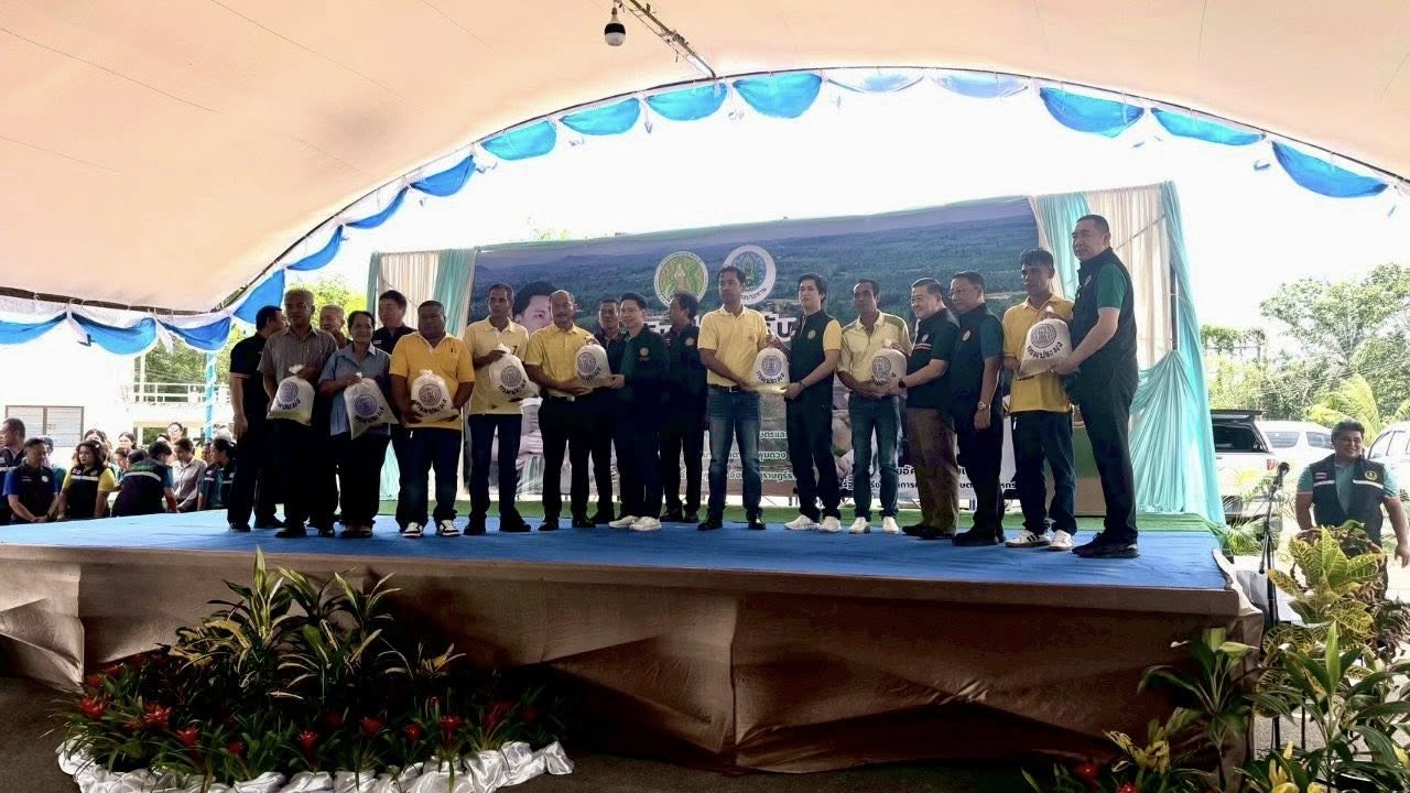 ผู้อำนวยการศูนย์วิจัยและพัฒนาการเพาะเลี้ยงสัตว์น้ำชายฝั่งสุราษฎร์ธานี พร้อมด้วยข้าราชการ พนักงานราชการ ในสังกัด ร่วมต้อนรับ นายอรรถกร ศิริลัทธยากร รัฐมนตรีว่าการกระทรวงเกษตรและสหกรณ์ พร้อมด้วย นายอัครา พรหมเผ่า รัฐมนตรีช่วยว่าการกระทรวงเกษตรและสหกรณ์ ที่ได้ลงพื้นที่ติดตามการดำเนินงานและมอบปัจจัยการผลิตทางการเกษตร ให้แก่ผู้แทนเกษตรกร ณ โครงการพัฒนาลุ่มน้ำตาปี - พุมดวง ต.บางงอน อ.พุนพิน จ.สุราษฎร์ธานี