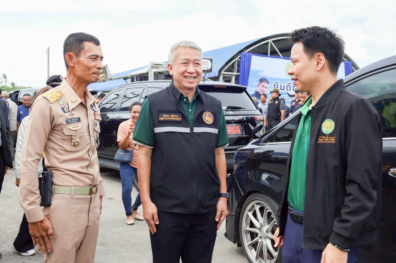 ผู้อำนวยการศูนย์วิจัยและพัฒนาการเพาะเลี้ยงสัตว์น้ำชายฝั่งสุราษฎร์ธานี พร้อมด้วยข้าราชการ พนักงานราชการ ในสังกัด ร่วมต้อนรับ นายอรรถกร ศิริลัทธยากร รัฐมนตรีว่าการกระทรวงเกษตรและสหกรณ์ พร้อมด้วย นายอัครา พรหมเผ่า รัฐมนตรีช่วยว่าการกระทรวงเกษตรและสหกรณ์ ที่ได้ลงพื้นที่ติดตามการดำเนินงานและมอบปัจจัยการผลิตทางการเกษตร ให้แก่ผู้แทนเกษตรกร ณ โครงการพัฒนาลุ่มน้ำตาปี - พุมดวง ต.บางงอน อ.พุนพิน จ.สุราษฎร์ธานี