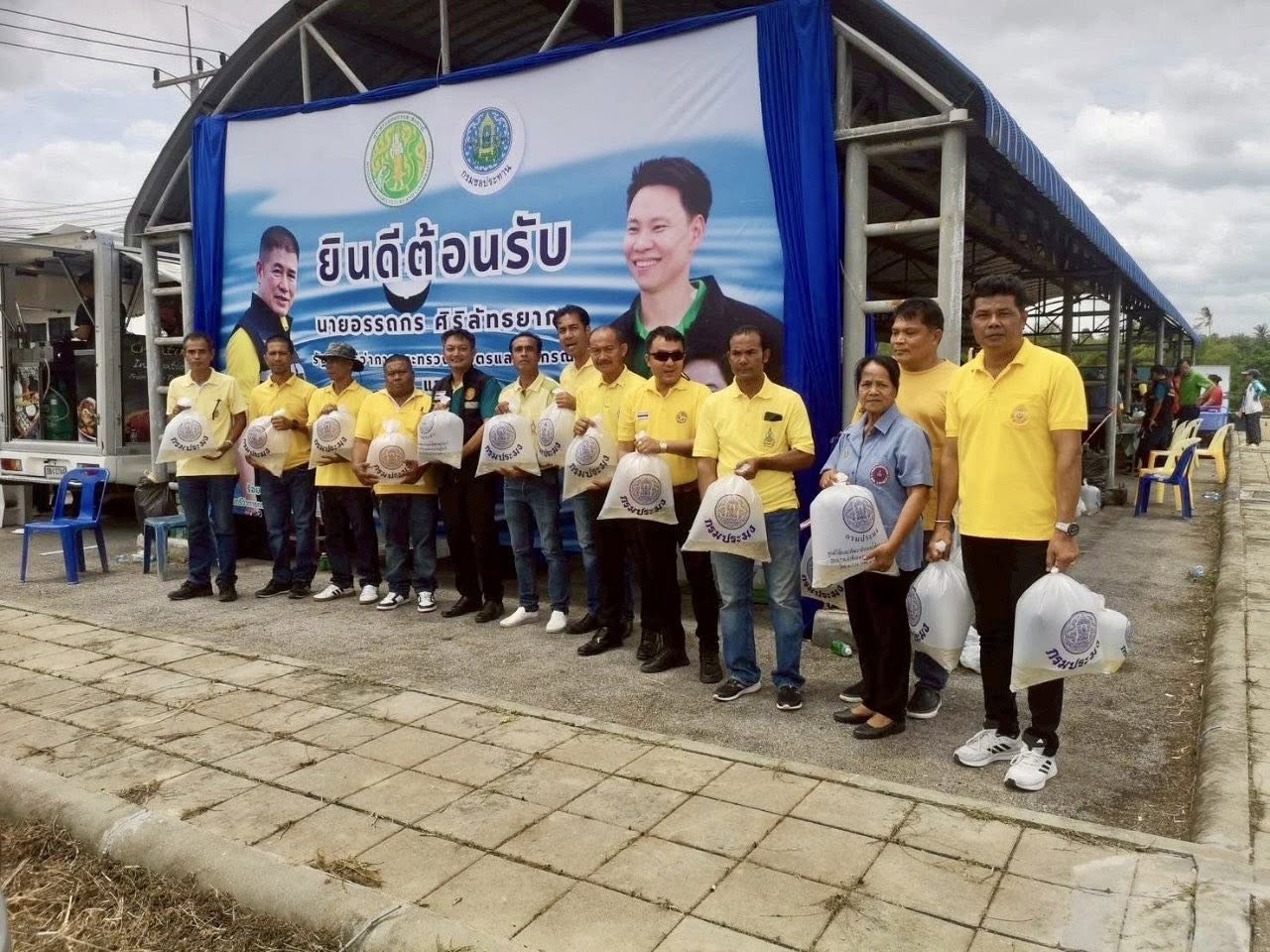 ผู้อำนวยการศูนย์วิจัยและพัฒนาการเพาะเลี้ยงสัตว์น้ำชายฝั่งสุราษฎร์ธานี พร้อมด้วยข้าราชการ พนักงานราชการ ในสังกัด ร่วมต้อนรับ นายอรรถกร ศิริลัทธยากร รัฐมนตรีว่าการกระทรวงเกษตรและสหกรณ์ พร้อมด้วย นายอัครา พรหมเผ่า รัฐมนตรีช่วยว่าการกระทรวงเกษตรและสหกรณ์ ที่ได้ลงพื้นที่ติดตามการดำเนินงานและมอบปัจจัยการผลิตทางการเกษตร ให้แก่ผู้แทนเกษตรกร ณ โครงการพัฒนาลุ่มน้ำตาปี - พุมดวง ต.บางงอน อ.พุนพิน จ.สุราษฎร์ธานี