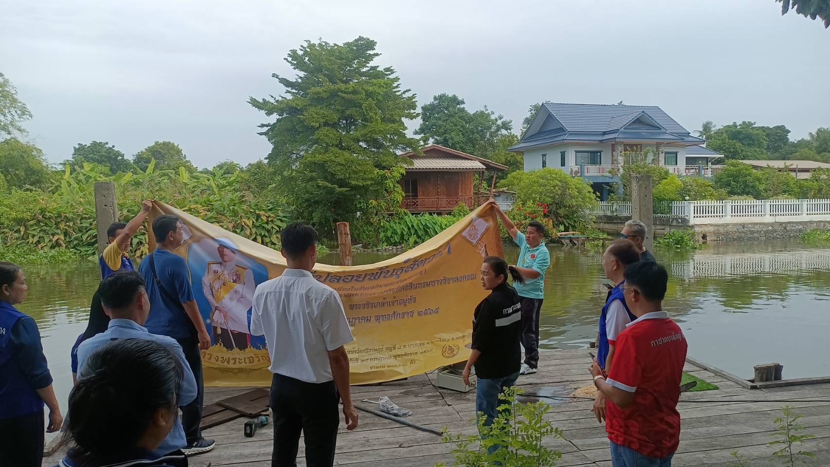 (อ.บางใหญ่) การจัดเตรียมสถานที่สำหรับการจัดงานกิจกรรมจิตอาสาและปล่อยพันธุ์สัตว์น้ำเฉลิมพระเกียรติพระบาทสมเด็จพระเจ้าอยู่หัว..คลิก