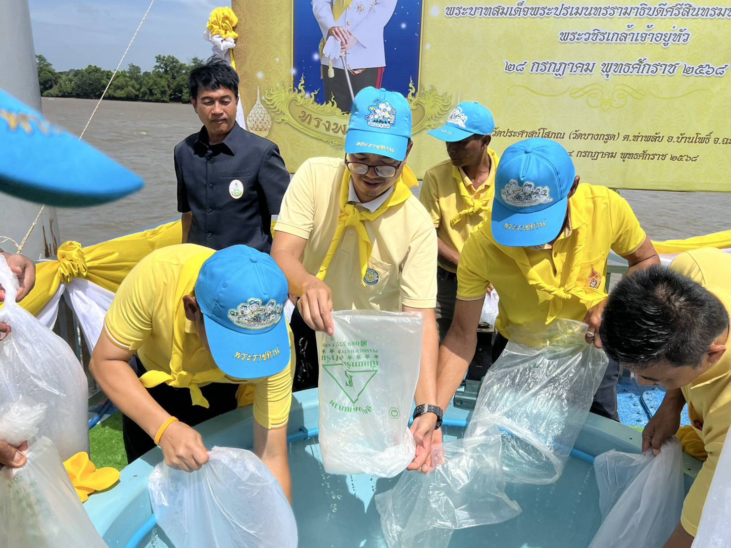 ร่วมกับคณะกรรมการขับเคลื่อนนโยบายของกรมประมง (FC) จังหวัดฉะเชิงเทรา ร่วมกิจกรรมจิตอาสาพระราชทาน (ปล่อยพันธุ์สัตว์น้ำ)..คลิก