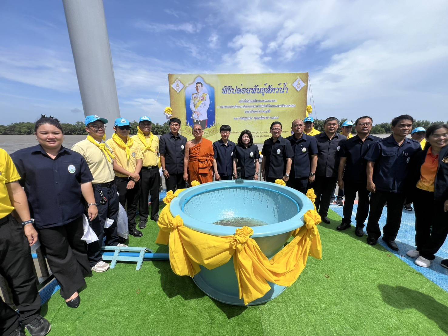 ร่วมกับคณะกรรมการขับเคลื่อนนโยบายของกรมประมง (FC) จังหวัดฉะเชิงเทรา ร่วมกิจกรรมจิตอาสาพระราชทาน (ปล่อยพันธุ์สัตว์น้ำ)