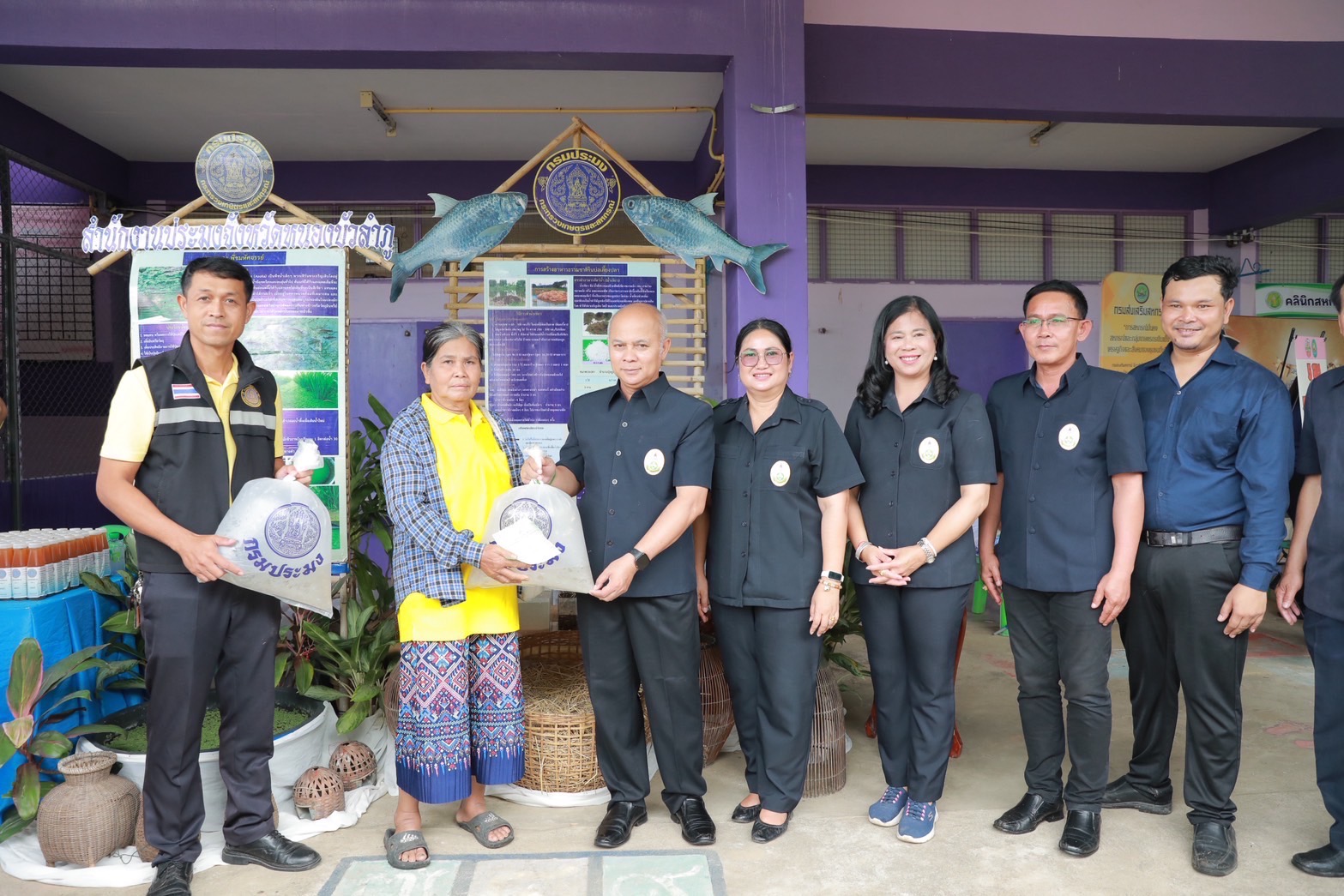 นางวิระวรรณ ระยัน ประมงจังหวัดหนองบัวลำภู ร่วมโครงการเกษตรเคลื่อนที่ในพระราชานุเคราะห์สมเด็จพระบรมโอรสาธิราชฯ สยามมกุฎราชกุมารเฉลิมพระเกียรติ เนื่องในโอกาสวันเฉลิมพระชนมพรรษา พระบาทสมเด็จพระเจ้าอยู่ 28 กรกฎาคม 2568