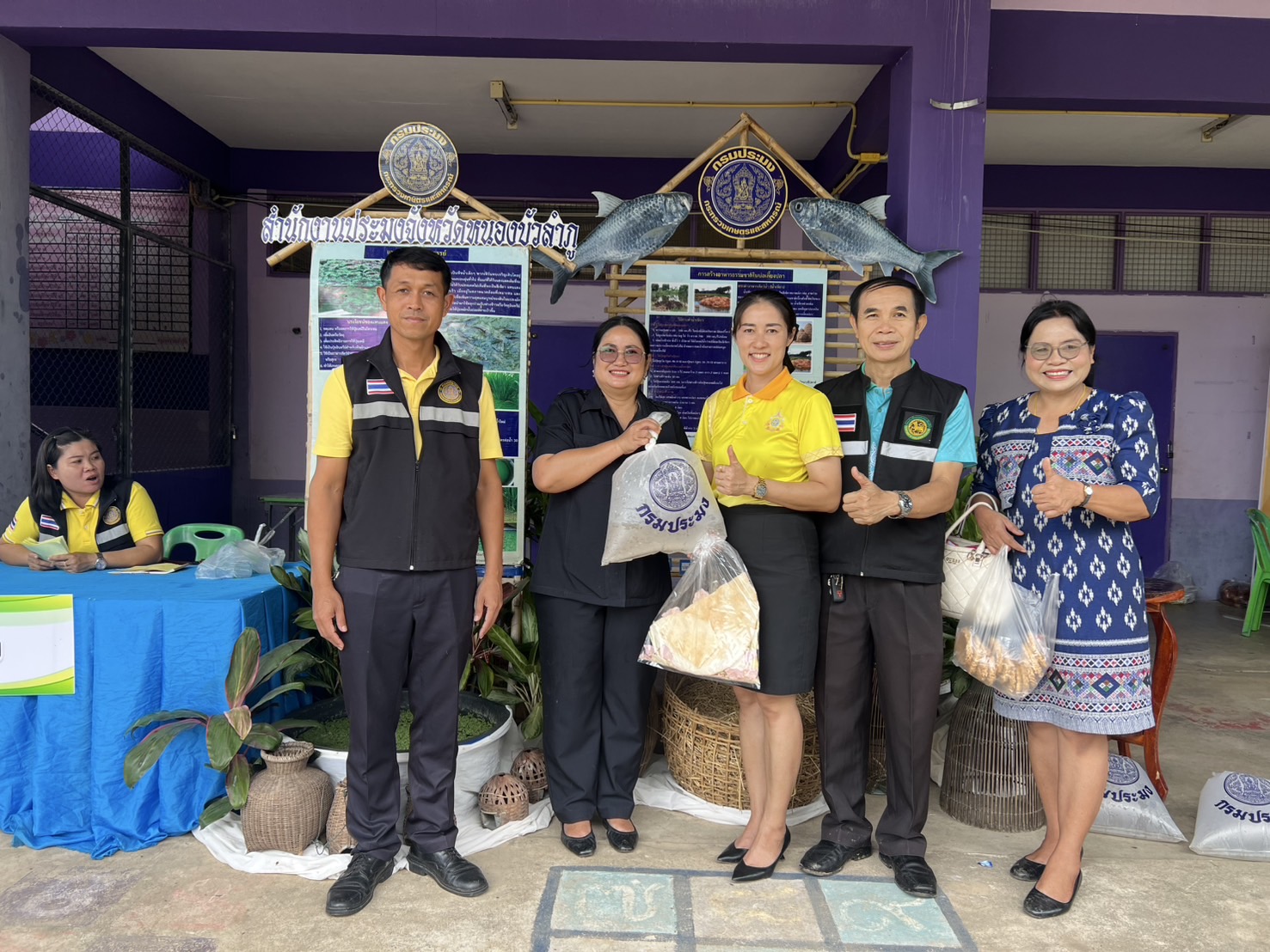 นางวิระวรรณ ระยัน ประมงจังหวัดหนองบัวลำภู ร่วมโครงการเกษตรเคลื่อนที่ในพระราชานุเคราะห์สมเด็จพระบรมโอรสาธิราชฯ สยามมกุฎราชกุมารเฉลิมพระเกียรติ เนื่องในโอกาสวันเฉลิมพระชนมพรรษา พระบาทสมเด็จพระเจ้าอยู่ 28 กรกฎาคม 2568