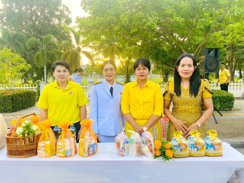 ร่วมพิธีเจริญพระพุทธมนต์และทำบุญตักบาตรถวายราชกุศล