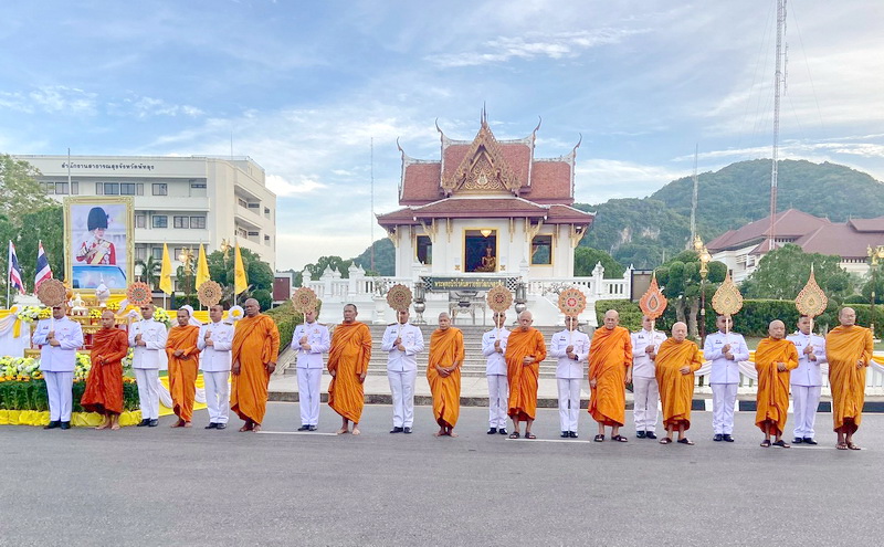 ร่วมพิธีเจริญพระพุทธมนต์และทำบุญตักบาตรถวายราชกุศล..คลิก