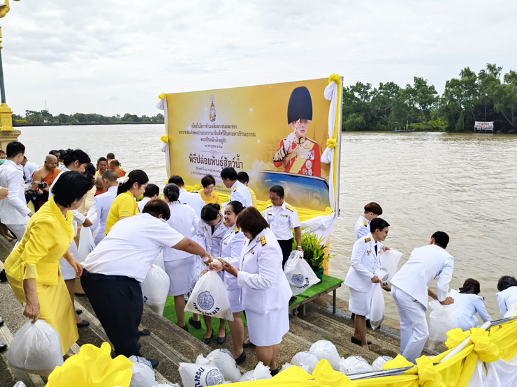 ผอ.ศพช.ฉะเชิงเทรา พร้อมด้วยข้าราชการเข้าร่วมพิธีปล่อยพันธุ์สัตว์น้ำ เพื่อเฉลิมพระเกียรติและถวายเป็นพระราชกุศล เนื่องในวันเฉลิมพระชนมพรรษาพระบาทสมเด็จพระเจ้าอยู่หัว ๒๘ กรกฎาคม ๒๕๖๘ ณ แม่น้ำบางปะกง (บริเวณวัดโสธรวรารามวรวิหาร) ตำบลหน้าเมือง อำเภอเมือง จังหวัดฉะเชิงเทรา..คลิก