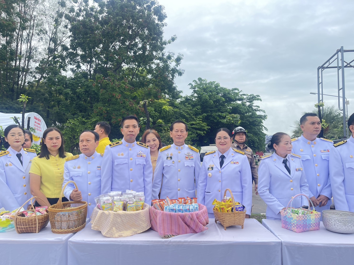 ร่วมพิธีเจริญพระพุทธมนต์และพิธีทำบุญตักบาตร..คลิก