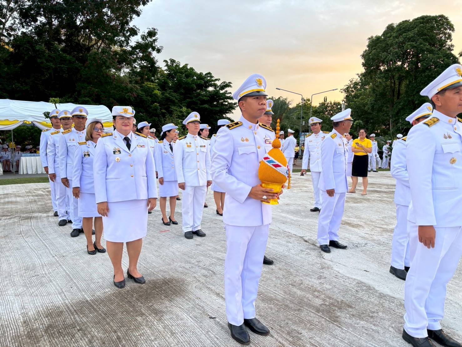 ร่วมพิธีถวายเครื่องราชสักการะวางพานพุ่ม และพิธีจุดเทียนชัยฯ