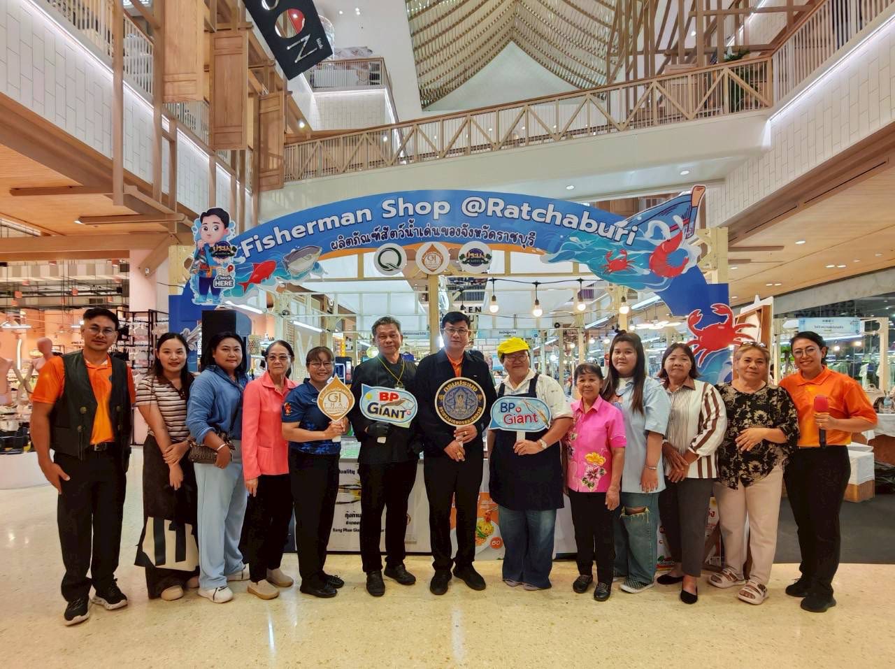 ร่วมออกบูธ จัดแสดง และจำหน่ายสินค้า รวมถึงร่วมทำกิจกรรมเพื่อสร้างภาพลักษณ์สินค้าอัตลักษณ์ สินค้า GI (กุ้งก้ามกรามบางแพ)..คลิก