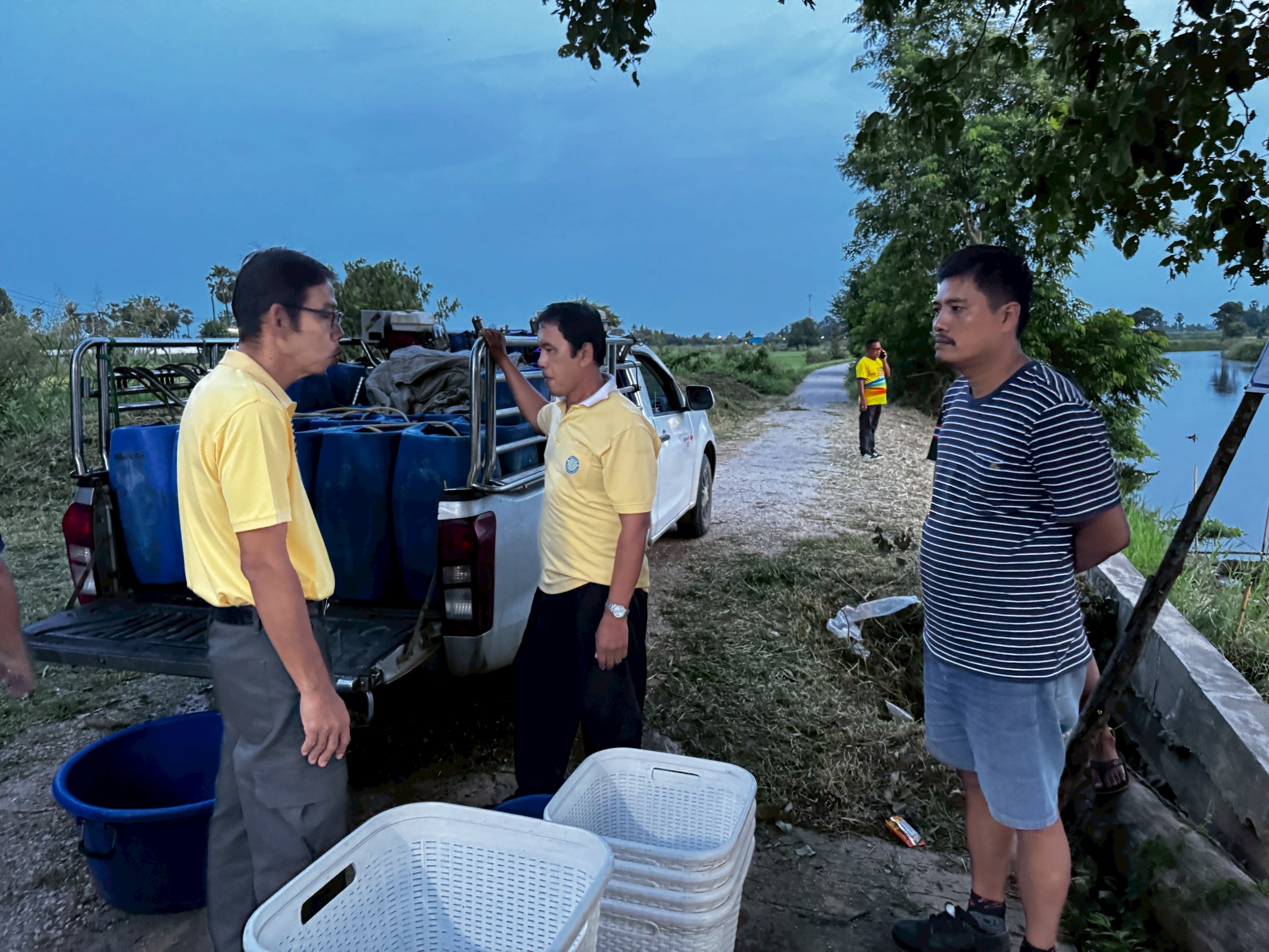 ร่วมปล่อยพันธุ์สัตว์น้ำเศรษฐกิจ พันธุ์กุ้งก้ามกราม ณ หนองอีล้ำ หนองหลวง ในพื้นที่อำเภอโพธิ์ทอง หนองขันเหลา และหนองสามง่ามน้อย ในพื้นที่อำเภอไชโย จังหวัดอ่างทอง..คลิก
