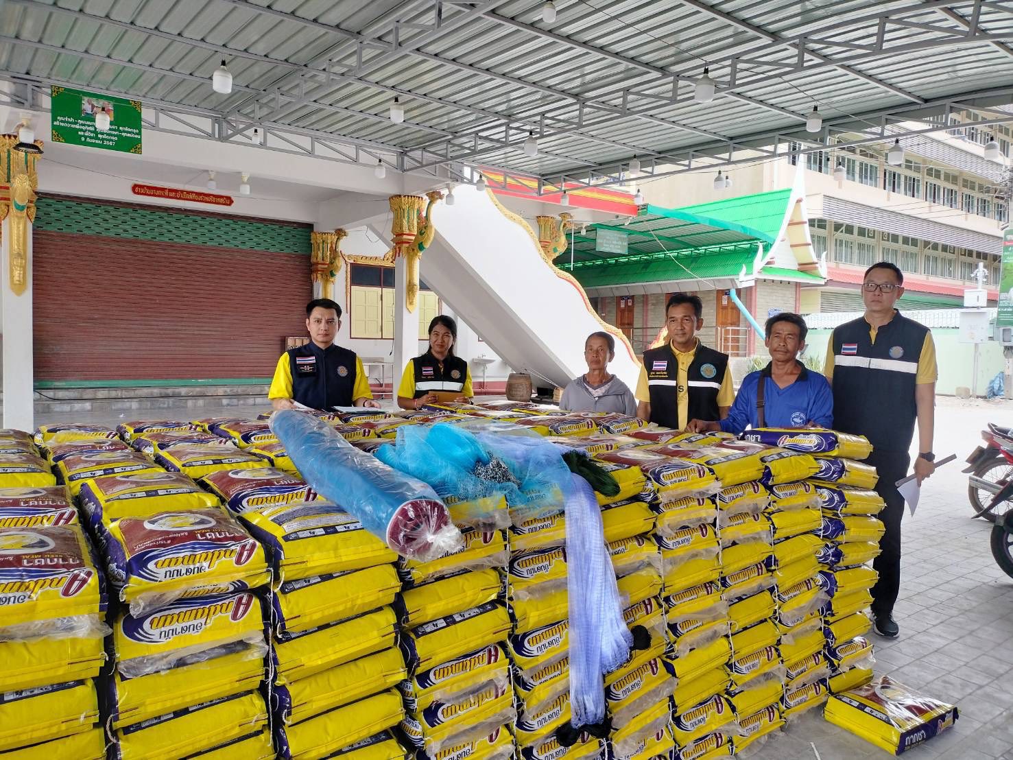 สำนักงานประมงพื้นที่กรุงเทพมหานคร สนับสนุนปัจจัยการผลิตแก่เกษตรกร ในโครงการควบคุมและกำจัดปลาหมอคางดำอย่างยั่งยืน