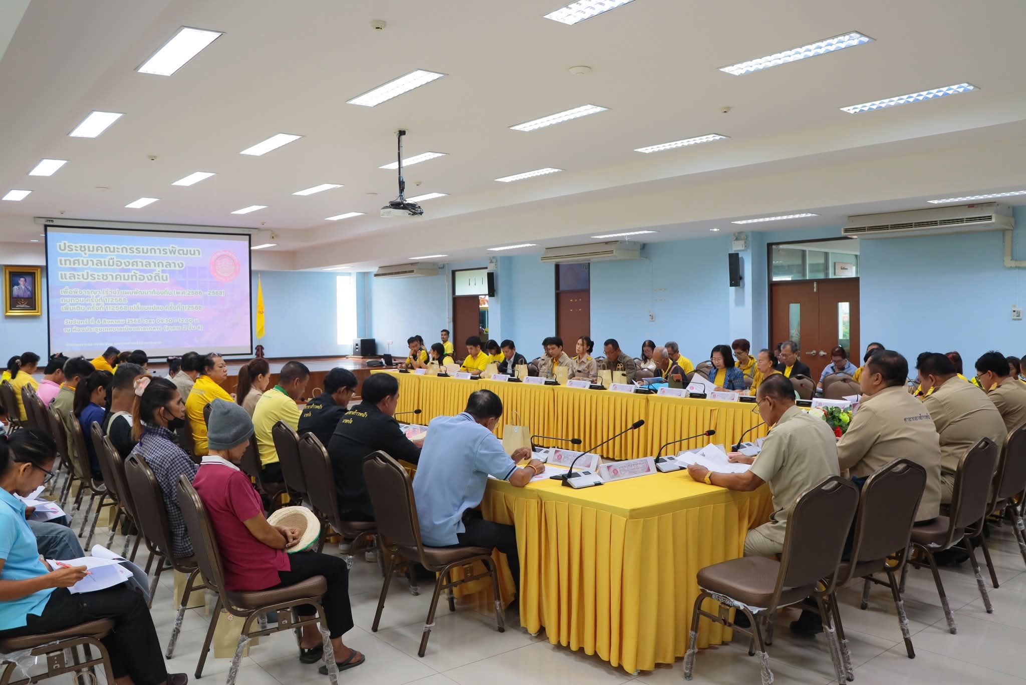 (อ.บางกรวย) การประชุมคณะกรรมการพัฒนาเทศบาลเมืองศาลากลาง และประชาคมท้องถิ่นระดับเมือง..คลิก