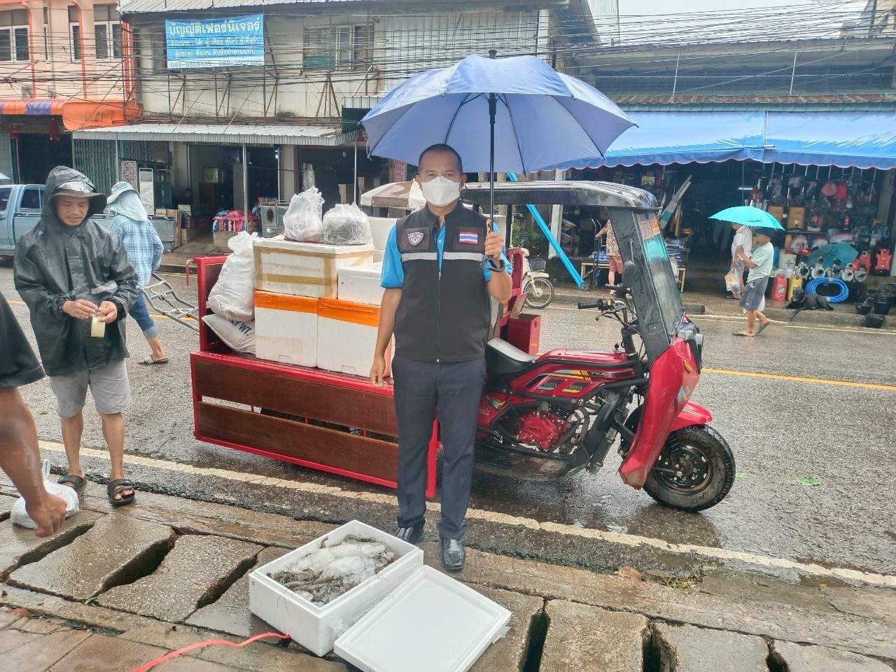 เจ้าหน้าที่ศูนย์บริหารจัดการด่านตรวจประมงเขต 1 (เชียงราย) ตรวจสอบสินค้าประมงส่งออกไปยังสาธารณรัฐประชาธิปไตยประชาชนลาว ผ่านทางด่านพรมแดนอำเภอเชียงแสน จังหวัดเชียงราย