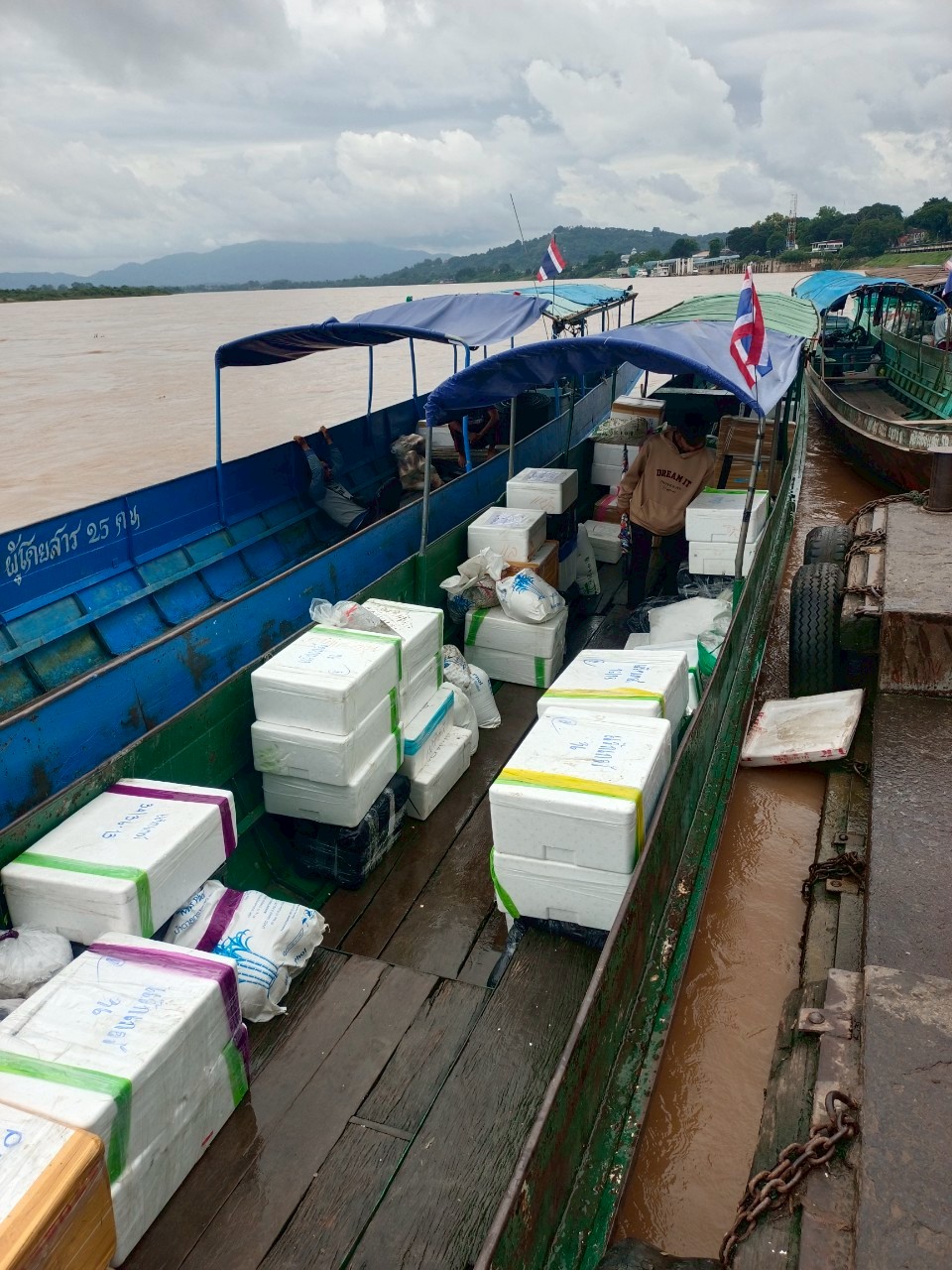 เจ้าหน้าที่ศูนย์บริหารจัดการด่านตรวจประมงเขต 1 (เชียงราย) ตรวจสอบสินค้าประมงส่งออกไปยังสาธารณรัฐประชาธิปไตยประชาชนลาว ผ่านทางด่านพรมแดนอำเภอเชียงแสน จังหวัดเชียงราย..คลิก