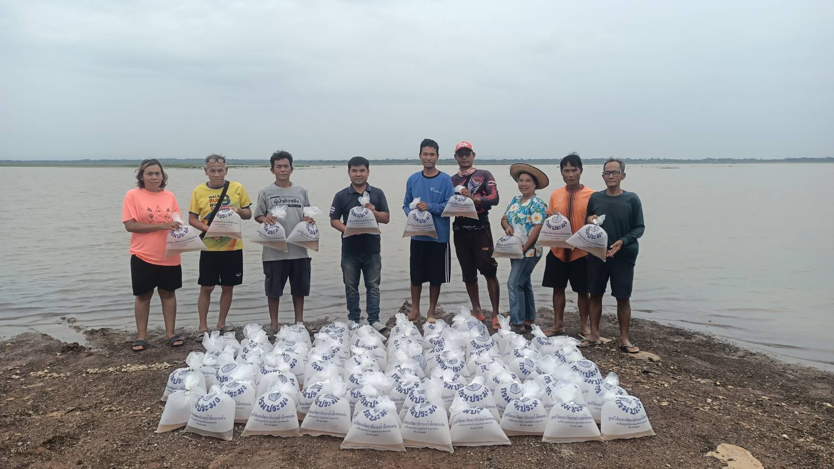 ร่วมกิจกรรมปล่อยพันธุ์กุ้งกรามกราม ตามแผนงานยุทธศาสตร์การเกษตรสร้างมูลค่า โดยผลิตลูกกุ้งก้ามกรามปล่อยลงในแหล่งน้ำธรรมชาติประจำปีงบประมาณ 2568 ณ บ้านดอนกอก ตำบลบ้านผือ อำเภอหนองเรือ จังหวัดขอนแก่น 