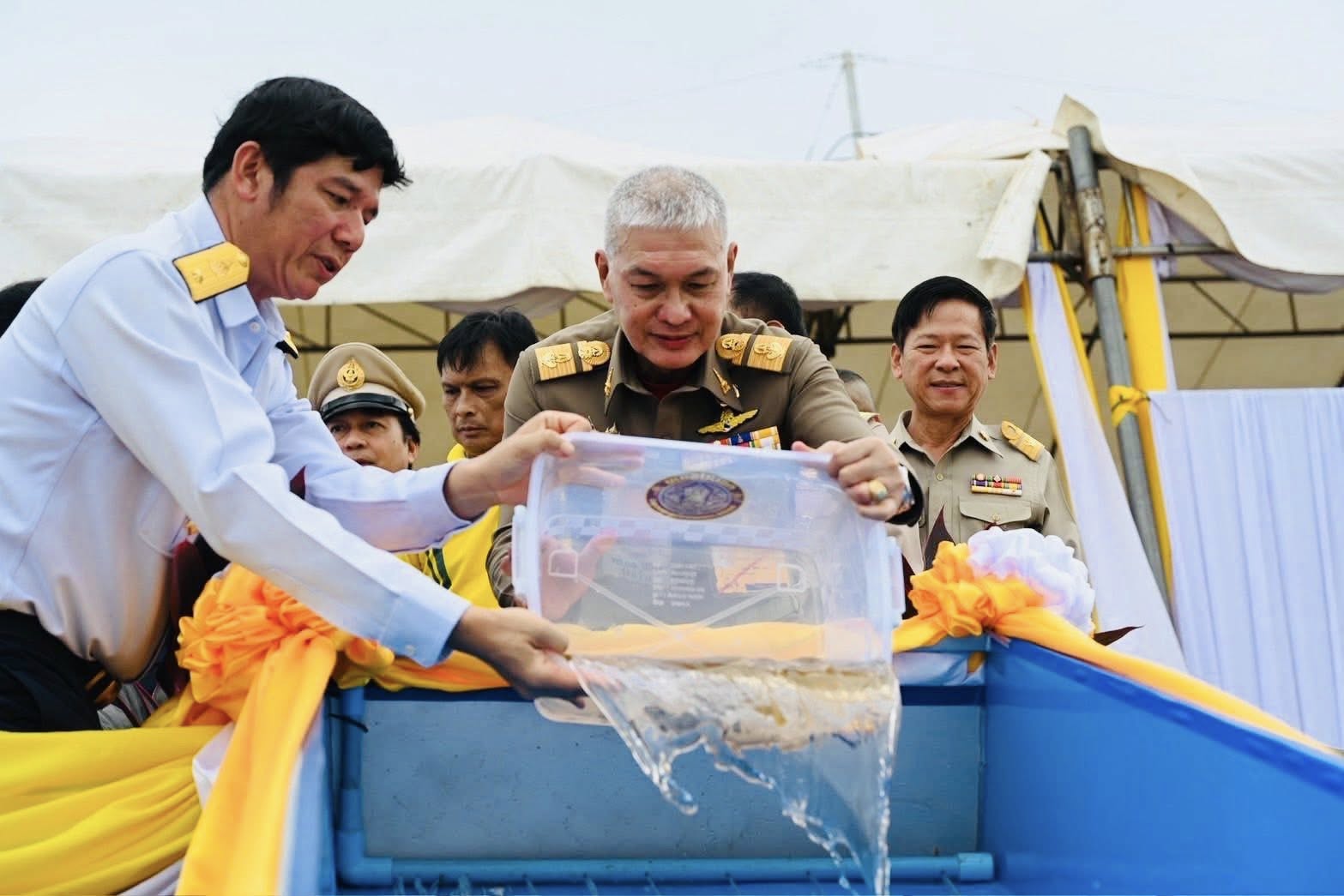 การลงพื้นที่ให้การต้อนรับ พลอากาศเอกจอม รุ่งสว่าง องคมนตรีและคณะอนุกรรมการติดตามและขับเคลื่อนโครงการอันเนื่องมาจากพระราชดำริ ฯ ในการติดตามและขับเคลื่อนการดำเนินงานโครงการอันเนื่องมาจากพระราชดำริในพื้นที่จังหวัดขอนแก่น ณ โครงการแก้มลิงหนองแสงพร้อมอาคารประกอบอันเนื่องมาจากพระราชดำริ