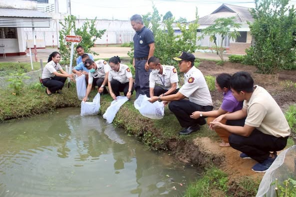 สำนักงานประมงจังหวัดศรีสะเกษอบรมให้ความรู้ด้านการประมงและมอบพันธุ์ปลาแก่เรือนจำจังหวัดศรีสะเกษ ในโครงการเรือนจำสุขภาวะ (Green Prison)..คลิก