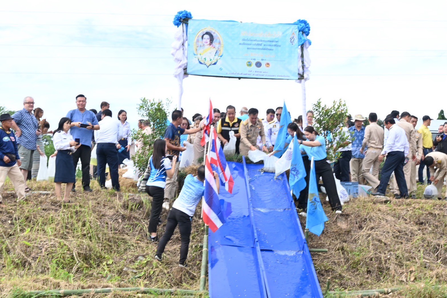 เจ้าหน้าที่ศูนย์บริหารจัดการด่านตรวจประมงเขต 1(เชียงราย) ร่วมกับสำนักงานประมงจังหวัดเชียงราย และหน่วยงานในสังกัดกรมประมง เข้าร่วมพิธีปล่อยพันธุ์สัตว์น้ำ 