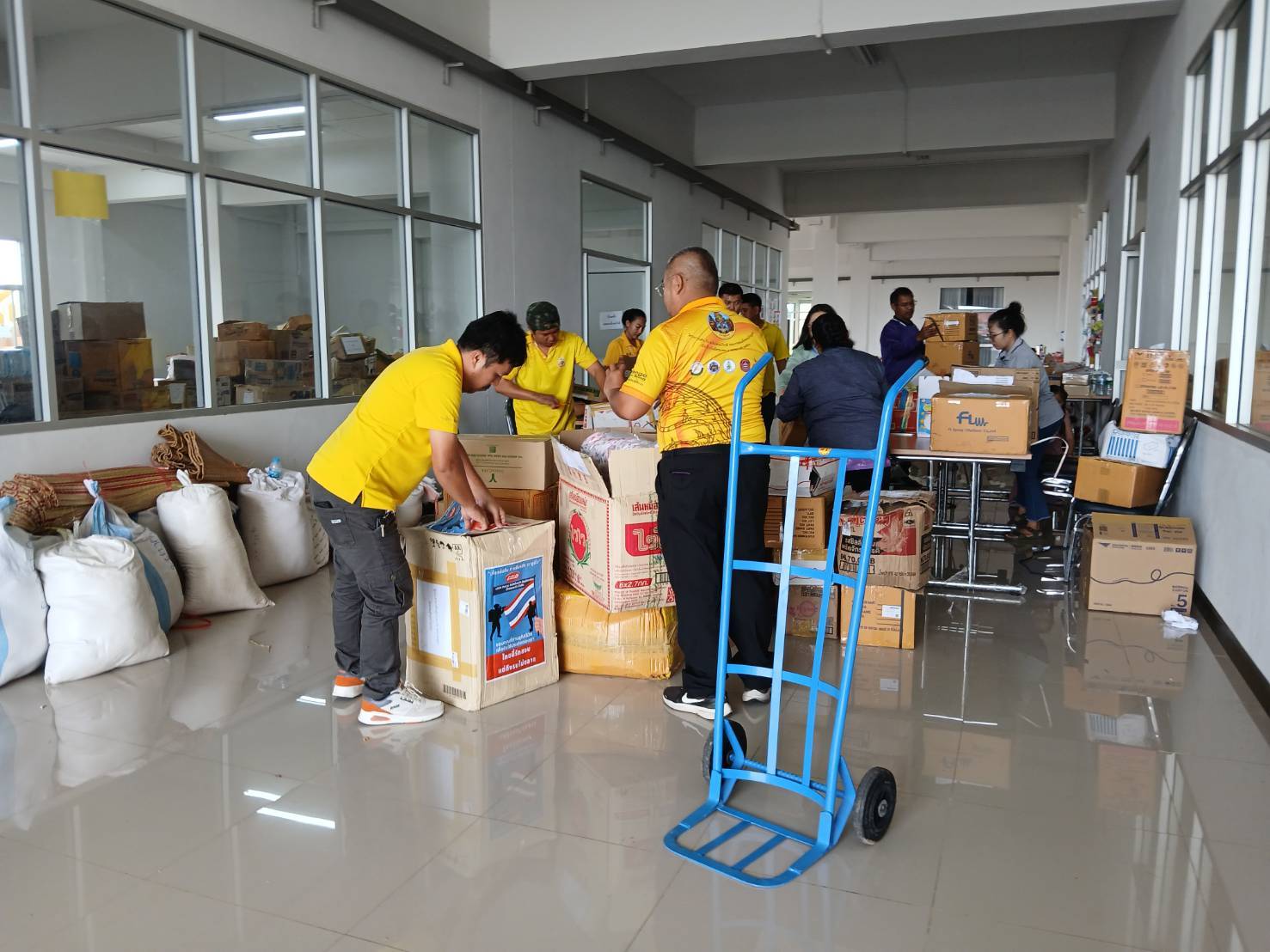 ร่วมกิจกรรมจิตอาสาอำนวยความสะดวกแก่ประชาชนที่ได้รับผลกระทบจากสถานการณ์สู้รบชายแดนไทย-กัมพูชา..คลิก