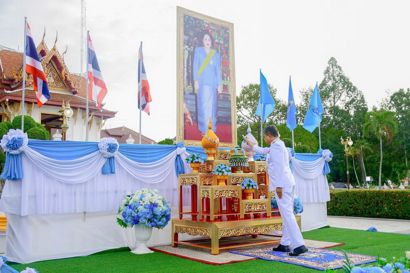 ร่วมพิธีเจริญพระพุทธมนต์และทำบุญตักบาตรถวายราชกุศล..คลิก