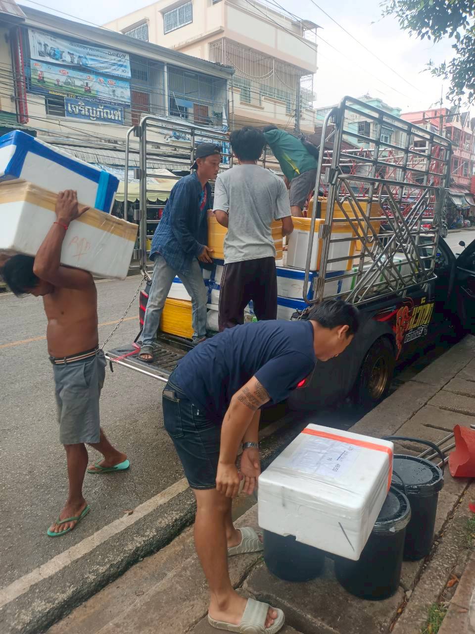 เจ้าหน้าที่ศูนย์บริหารจัดการด่านตรวจประมงเขต 1 (เชียงราย) ตรวจสอบสินค้าประมงส่งออกไปยังสาธารณรัฐประชาธิปไตยประชาชนลาว ผ่านทางด่านพรมแดนอำเภอเชียงแสน จังหวัดเชียงราย..คลิก