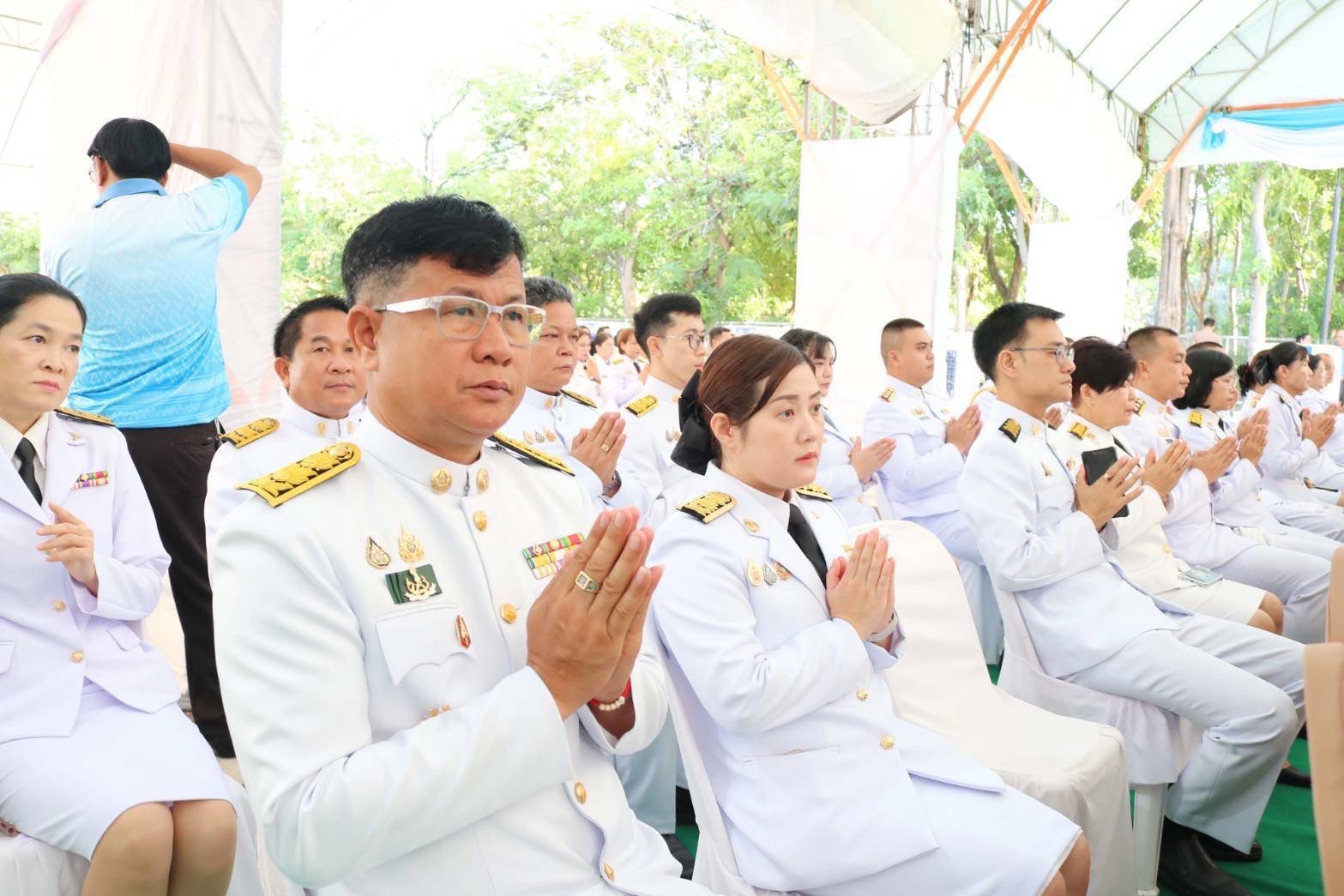 ร่วมพิธีเจริญพระพุทธมนต์และทำบุญตักบาตรถวายพระราชกุศล