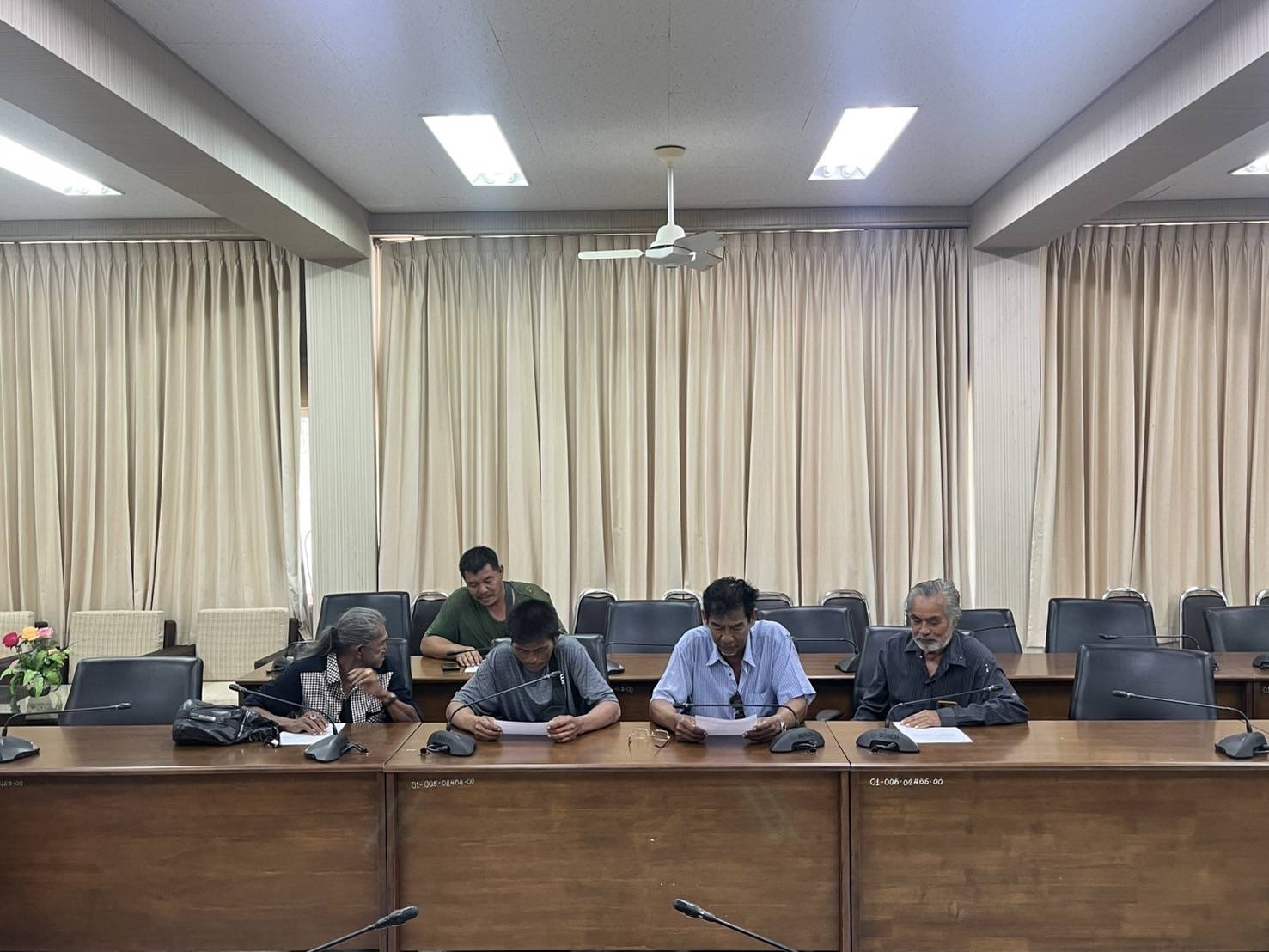 เข้าร่วมประชุมการบริหารจัดการพื้นที่จอดเรือ(คอกเรือ) ภายในศูนย์วิจัยและพัฒนาประมงทะเลระยอง..คลิก