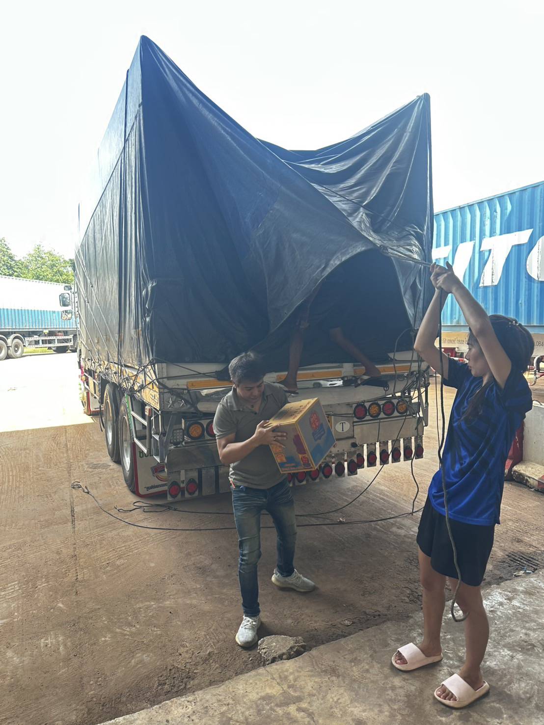 ข่าวกิจกรรม วันที่ 19 สิงหาคม 2568 เจ้าหน้าที่ด่านตรวจประมงนครพนม ตรวจสอบการส่งออกผลิตภัณฑ์ประมง (น้ำปลา) ณ จุดผ่านแดนถาวรสะพานมิตรภาพไทย-ลาว แห่งที่ 3 (นครพนม-คำม่วน)
