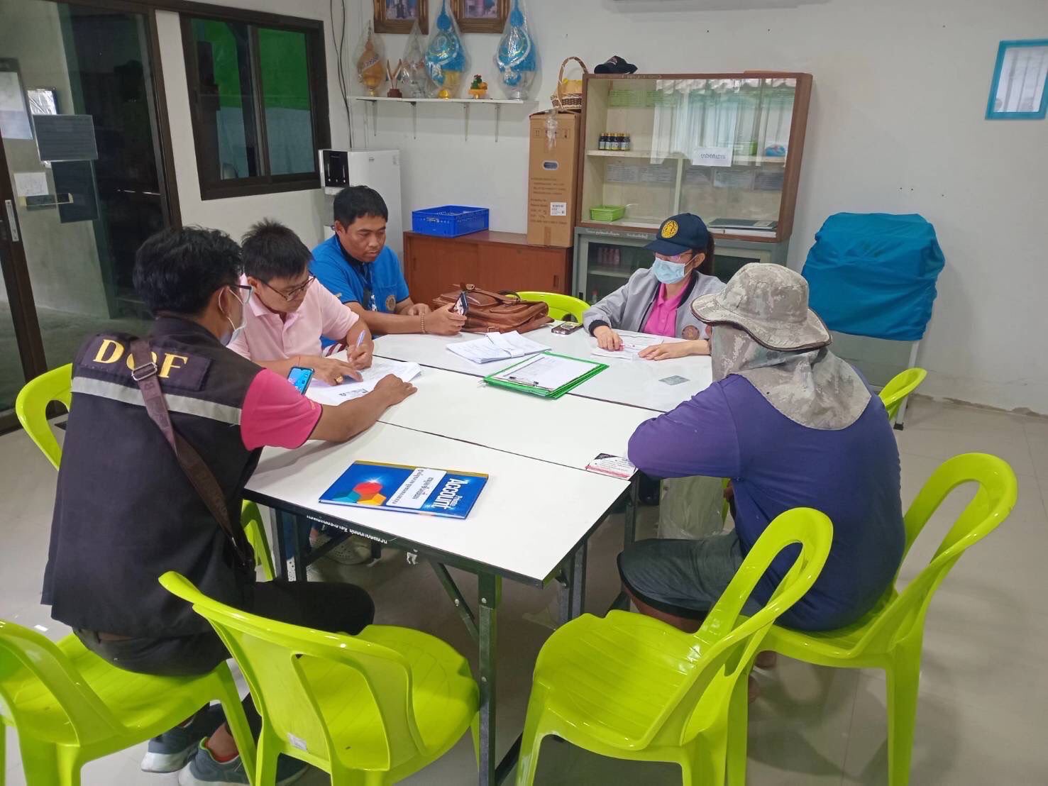 สำนักงานประมงพื้นที่กรุงเทพมหานคร ลงพื้นที่ให้บริการขึ้นทะเบียนเกษตรกร เขตมีนบุรี เขตลาดกระบัง กรุงเทพมหานคร