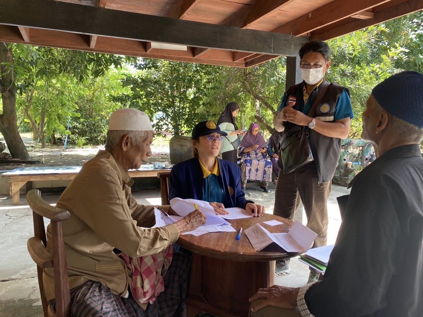 สำนักงานประมงพื้นที่กรุงเทพมหานคร ลงพื้นที่ให้บริการขึ้นทะเบียนเกษตรกร เขตประเวศ กรุงเทพมหานคร