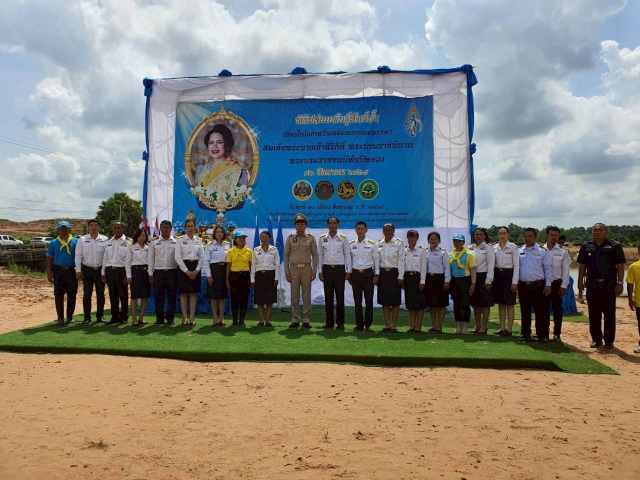 วันพุธที่ 20 สิงหาคม 2568 เวลา 09.30 น. นายประชุม ดวนใหญ่ ประมงจังหวัดสุรินทร์ พร้อมด้วยข้าราชการและเจ้าหน้าที่หน่วยงานกรมประมงจังหวัดสุรินทร์ ร่วมกับอำเภอเมืองสุรินทร์ และองค์การบริหารส่วนตำบลเฉนียง จัดพิธีปล่อยพันธุ์สัตว์น้ำเนื่องในโอกาสวันเฉลิมพระชนมพรรษา สมเด็จพระนางเจ้าสิริกิติ์ พระบรมราชินีนาถ พระบรมราชชนนีพันปีหลวง 12 สิงหาคม พุทธศักราช 2568 ณ อ่างเก็บน้ำห้วยเสนง บริเวณบ้านปราสาท หมู่ที่ 4 ตำบลเฉนียง อำเภอเมืองสุรินทร์ จังหวัดสุรินทร์ ทั้งนี้ได้รับการสนับสนุนพันธุ์ปลาน้ำจืดจากศูนย์วิจัยและพัฒนาประมงน้ำจืดสุรินทร์  จำนวน 200,094 ตัว และ สหกรณ์ประมงจังหวัดสุรินทร์ จำกัด จำนวน 100,000 ตัว รวมจำนวนปลาทั้งสิ้น 300,094 ตัว ประกอบด้วย ปลาบึก ปลาสวาย ปลาตะเพียนทอง ปลากระแห ปลากด ปลานวลจันทร์ และปลานิล โดยมี นายชำนาญ ชื่นตา ผู้ว่าราชการจังหวัดสุรินทร์ เป็นประธานในพิธีฯ พร้อมด้วยหัวหน้าส่วนราชการระดับจังหวัด ระดับอำเภอ และประชาชนในพื้นที่ จำนวน 400 คน เข้าร่วมกิจกรรมในครั้งนี้