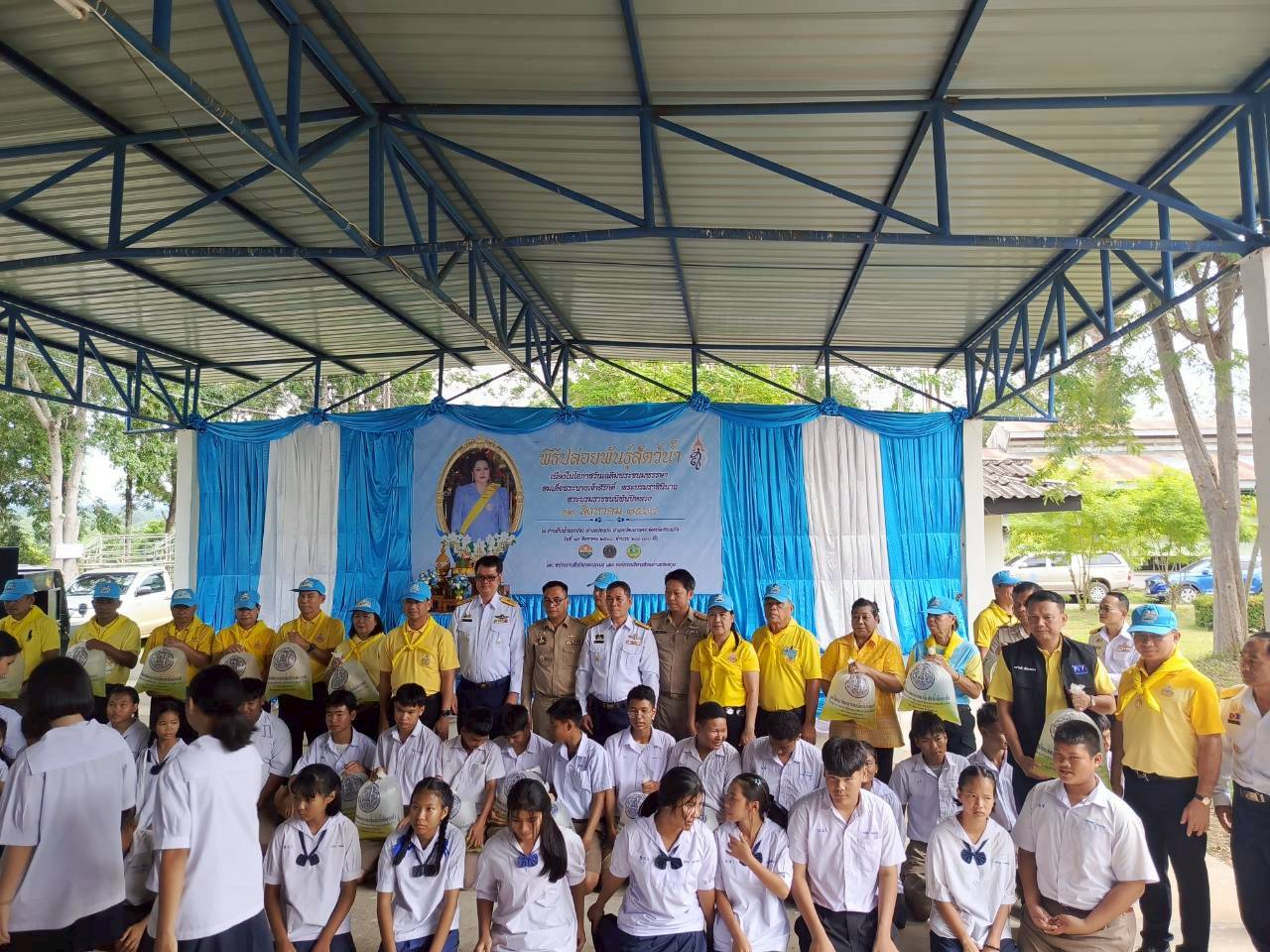 เข้าร่วมโครงการปล่อยพันธ์สัตว์น้ำ เนื่องในวันเฉลิมพระชนมพรรษา สมเด็จพระนางเจ้าสิริกิติ์ พระบรมราชินี่นาถ พระบรมราชชนนีพันปีหลวง