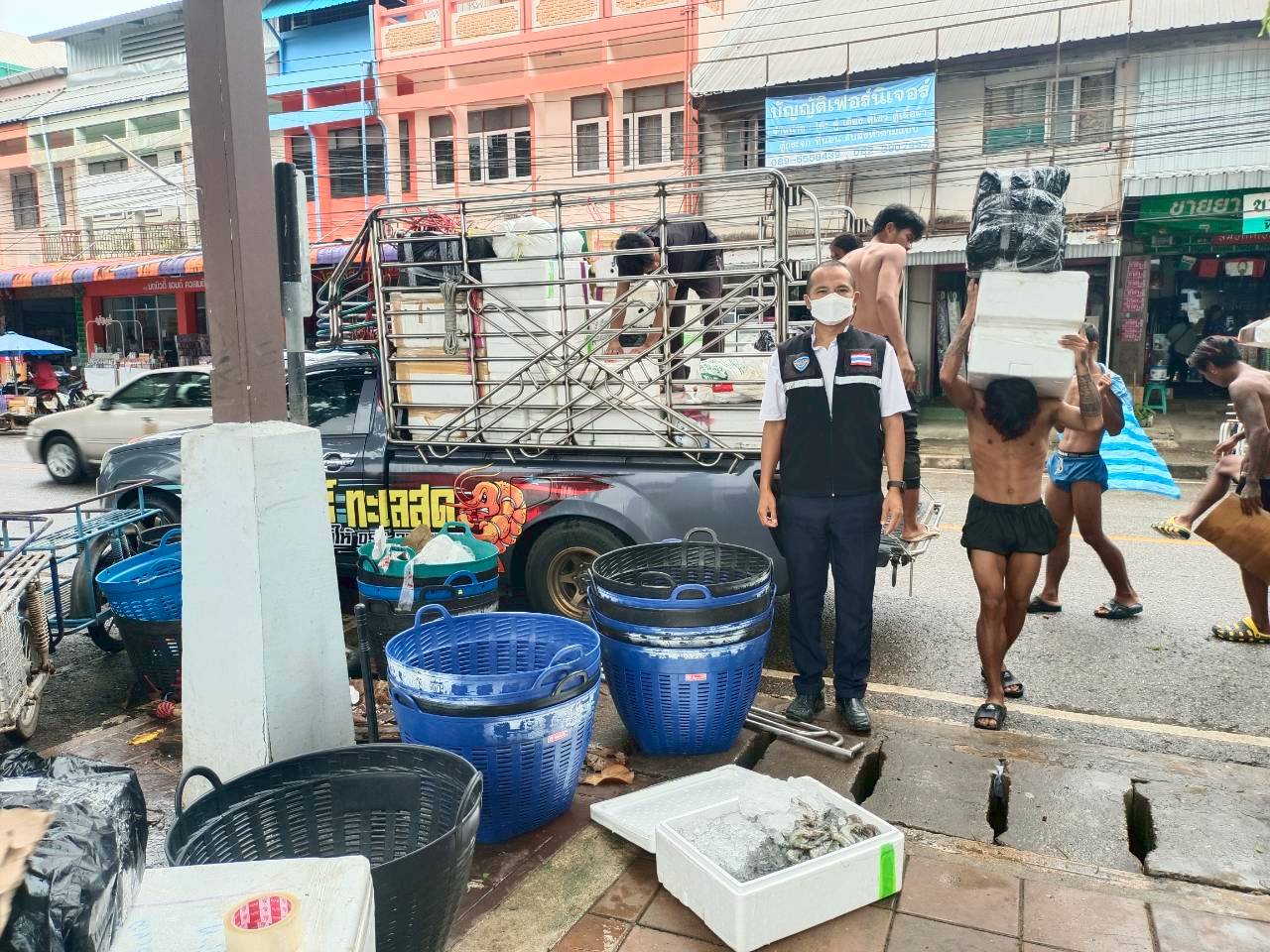 เจ้าหน้าที่ศูนย์บริหารจัดการด่านตรวจประมงเขต 1 (เชียงราย) ตรวจสอบสินค้าประมงส่งออกไปยังสาธารณรัฐประชาธิปไตยประชาชนลาว และสาธารณรัฐแห่งสหภาพเมียนมา