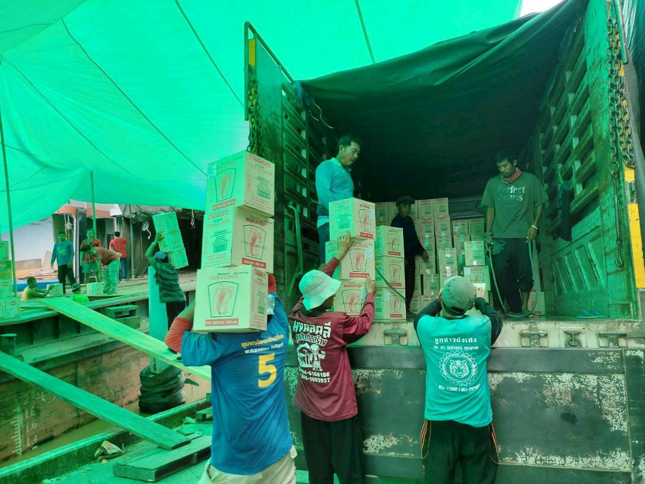 เจ้าหน้าที่ศูนย์บริหารจัดการด่านตรวจประมงเขต 1 (เชียงราย) ตรวจสอบสินค้าประมงส่งออกไปยังสาธารณรัฐประชาธิปไตยประชาชนลาว และสาธารณรัฐแห่งสหภาพเมียนมา..คลิก